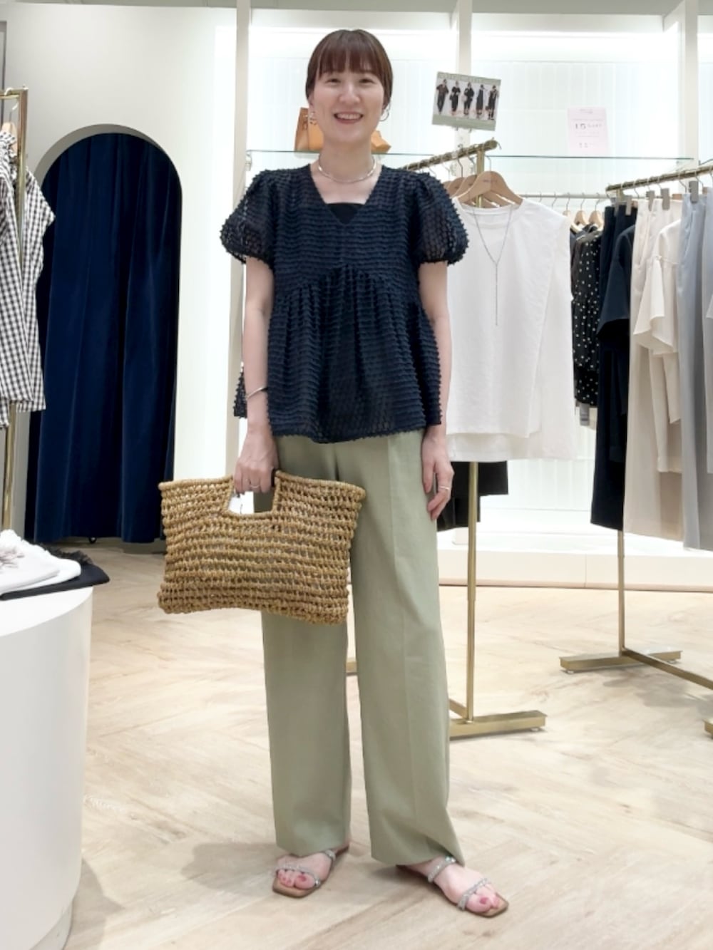 「ブラウス、ブラウスコーデ、ペプラム、ぺプラムトップス、ドット、パンツスタイル、パンツコーデ、パンツ、夏コーデ、きれいめカジュアル、シアートップス、お出かけコーデ、休日スタイル、夏服コーデ、シンプルスタイル」｜「grace grace の【grace grace/グラスグラス】ニュアンスG型イヤリング（イヤリング、ゴールド系）」を使った、yamaguchiさん（骨格ナチュラル・レディース・163cm）の夏コーディネートの9枚目の写真