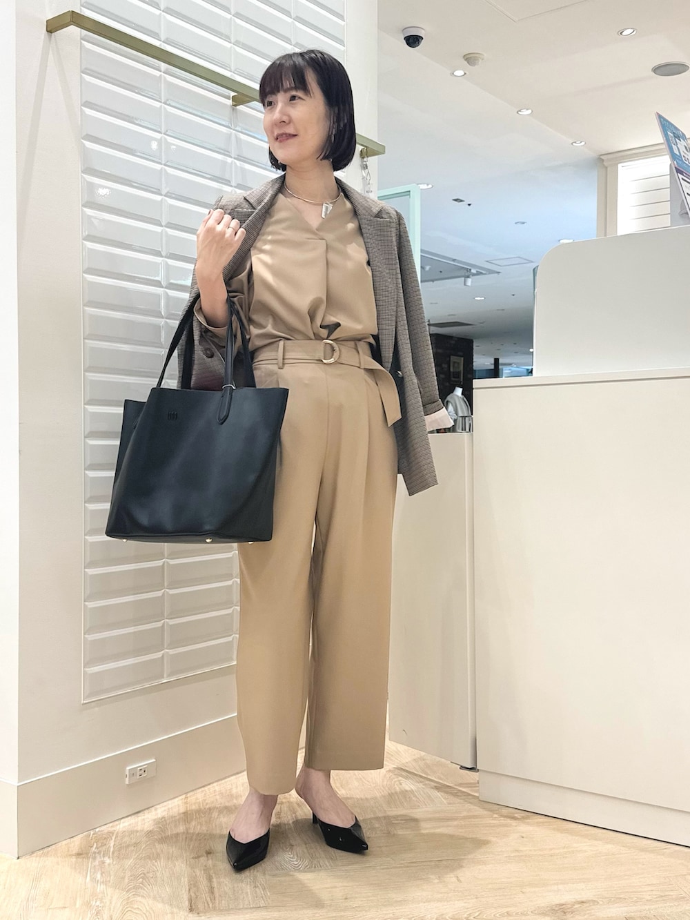 ベージュ系のテーラードジャケット、ベージュ系のその他パンツ、ベージュ系のシャツ/ブラウスを着用したレディースの秋コーディネートの3枚目の写真