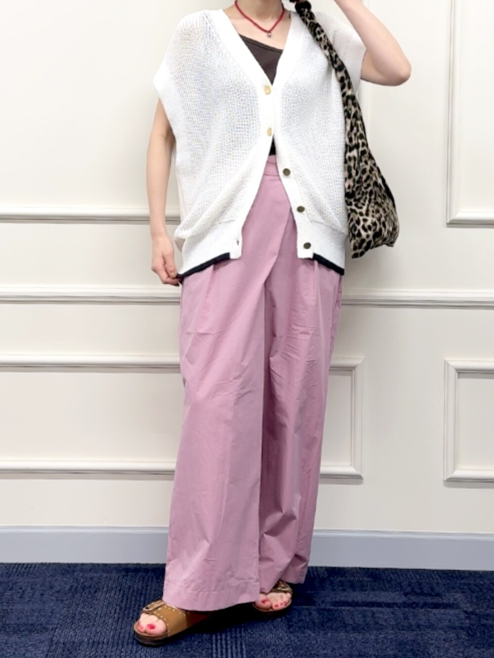 ブラウン系のタンクトップ、ピンク系のその他パンツ、その他のエコバッグ/サブバッグを着用したレディースの春コーディネートの9枚目の写真