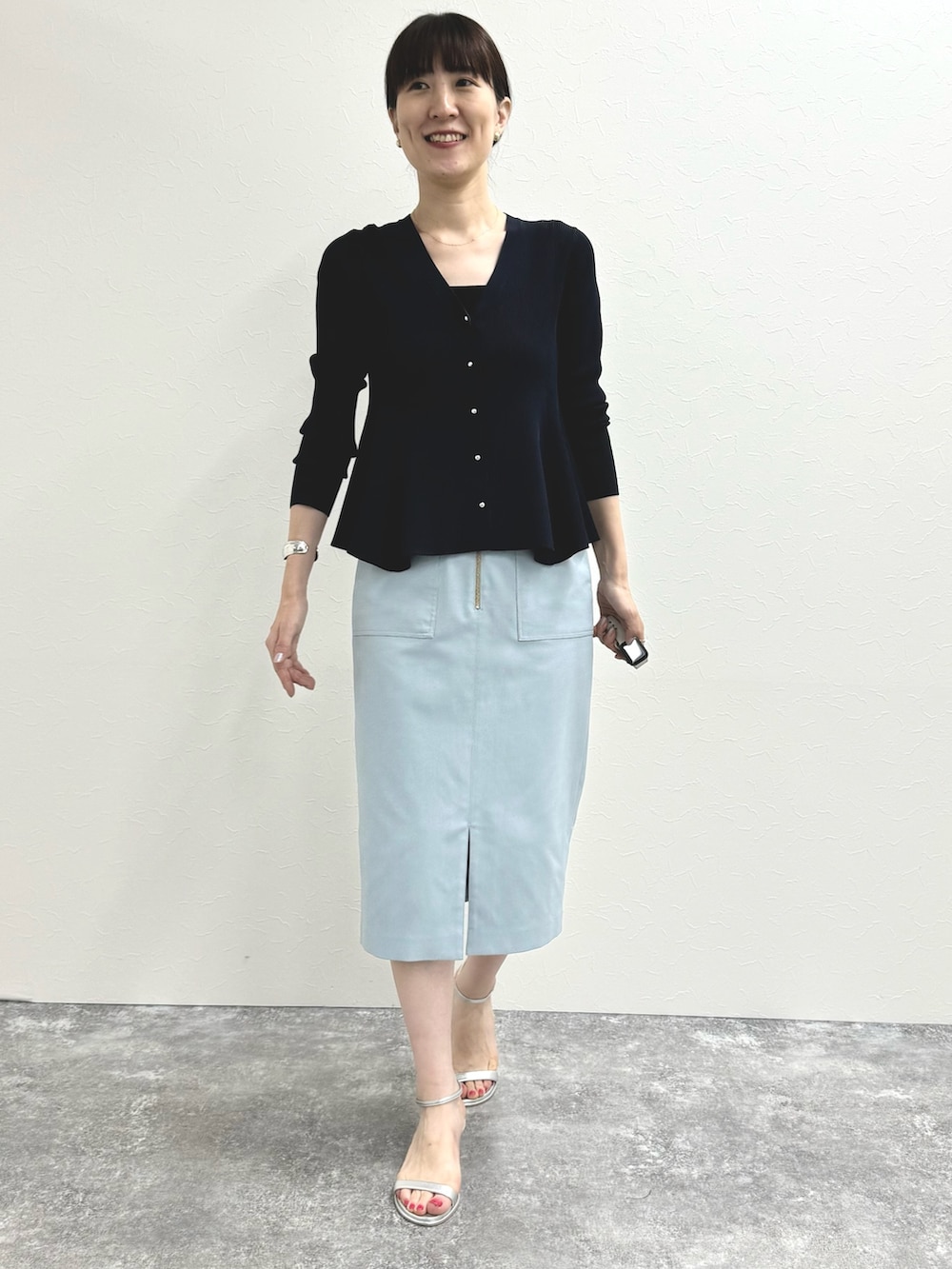 ブルー系のカーディガン/ボレロ、ブルー系のスカート、シルバー系のサンダルを着用したレディースの夏コーディネートの6枚目の写真