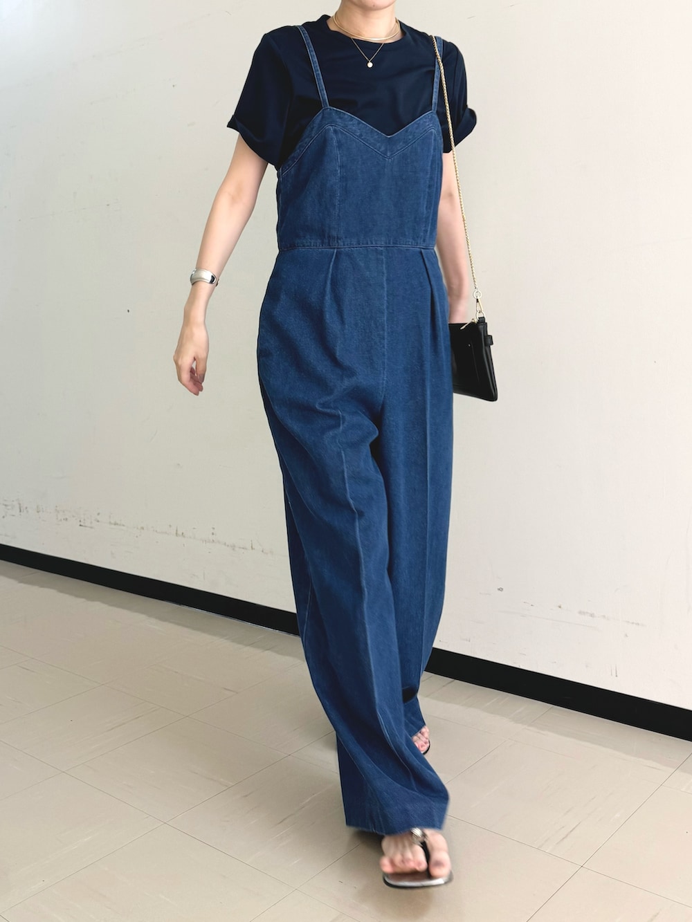 「デニム、デニムコーデ、デニムパンツ、サロペット、オールインワン、オールインワンサロペット、ワイドパンツ、ワントーン、Tシャツ、レイヤードスタイル、テーマパークコーデ、大人女子、オトナ女子」｜「NOLLEY’S SophiのW&W スムース Tシャツ（Tシャツ/カットソー、ブルー系）」を使った、yamaguchiさん（レディース・163cm）の夏コーディネートの2枚目の写真
