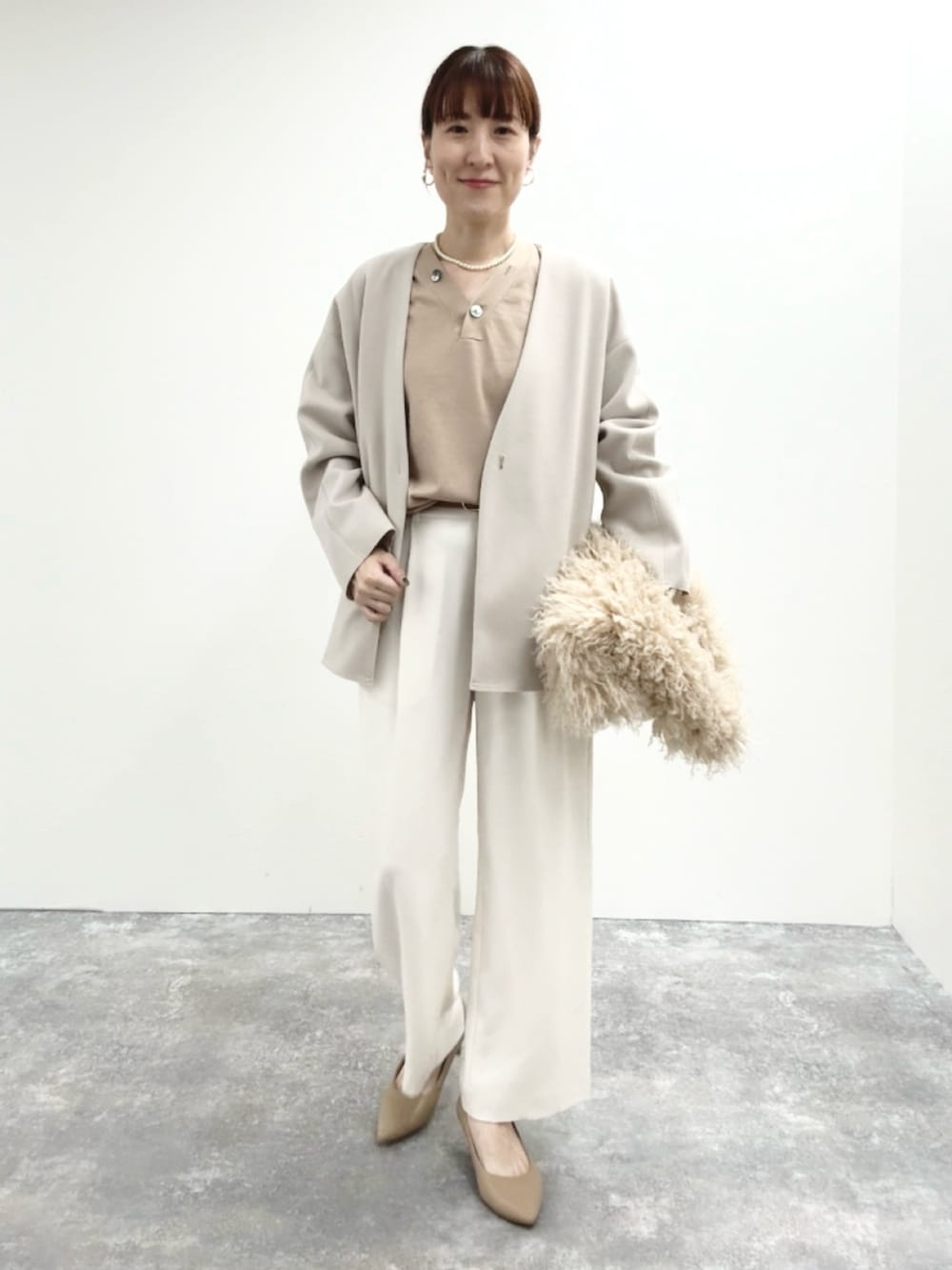 ホワイト系のその他パンツ、ベージュ系のショルダーバッグ、ベージュ系のカーディガン/ボレロを着用したレディースの秋コーディネートの6枚目の写真