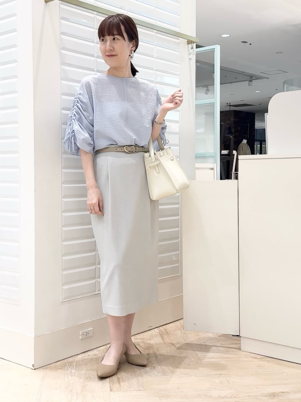 「淡色、淡色コーデ、淡色女子、オフィスカジュアル、オフィススタイル、オフィスコーデ、通勤、通勤コーデ、通勤スタイル、お仕事、お仕事コーデ、スカートスタイル、スカート、きれいめ、きれいめカジュアル」｜「NOLLEY’Sのひねり金具付きワンハンドルバッグ【WEB STAFF守屋☆別注アイテム】（ショルダーバッグ、ホワイト系）」を使った、yamaguchiさん（骨格ナチュラル・レディース・163cm）の夏コーディネートの6枚目の写真