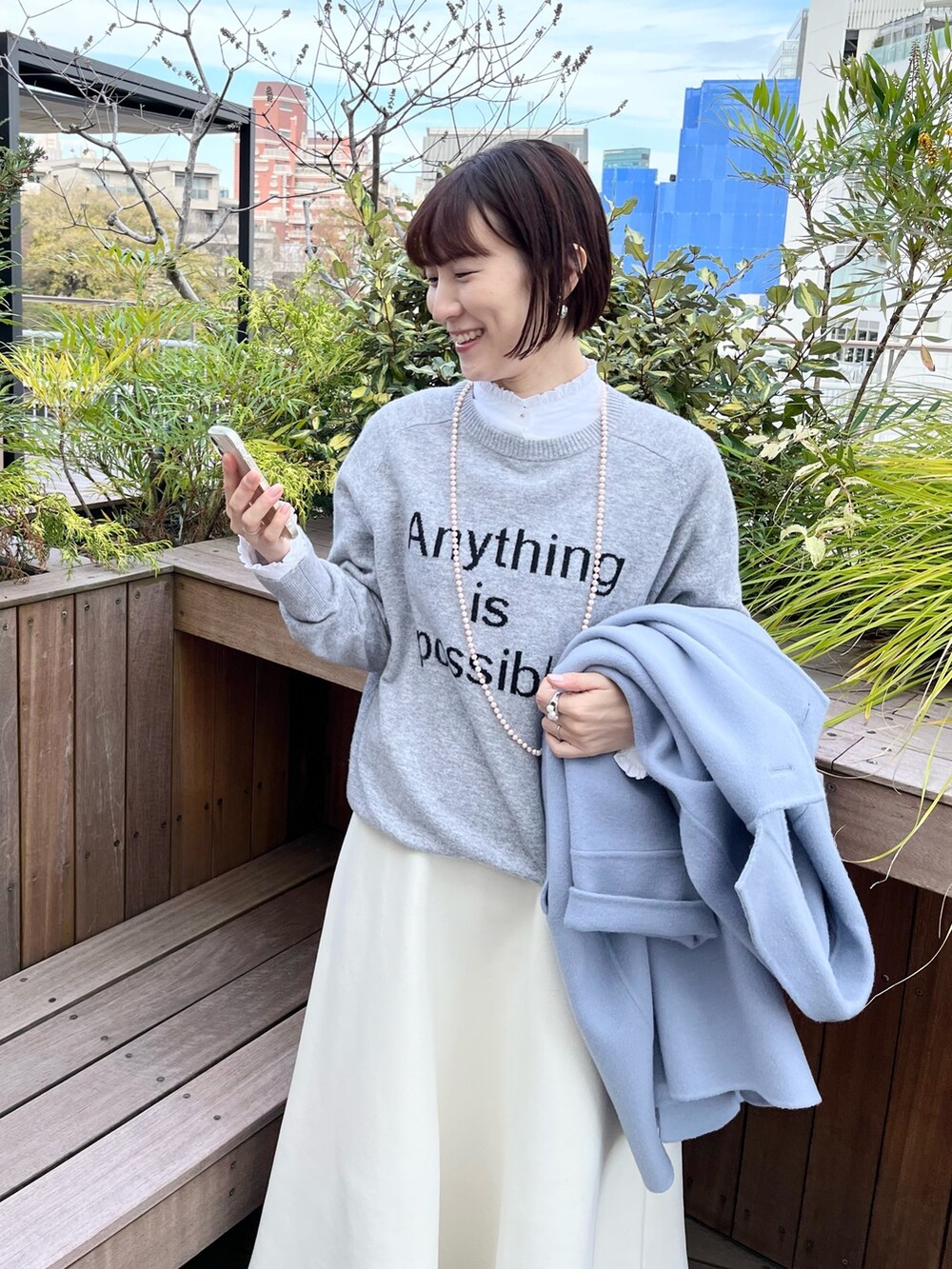 「ロゴニット、グレーニット、コート、コートスタイル、カラーコート、軽くて暖かい、オトナカワイイ、リエミラー、ノーリーズ、クリスマスに着たい服、マイベストコーデ2022、チェスターコート、冬コーデ、ニット」｜「NOLLEY’Sの◇【WEB限定サイズあり】総針フレアスカート（スカート、ホワイト系）」を使った、yamaguchiさん（レディース・163cm）の冬コーディネートの3枚目の写真
