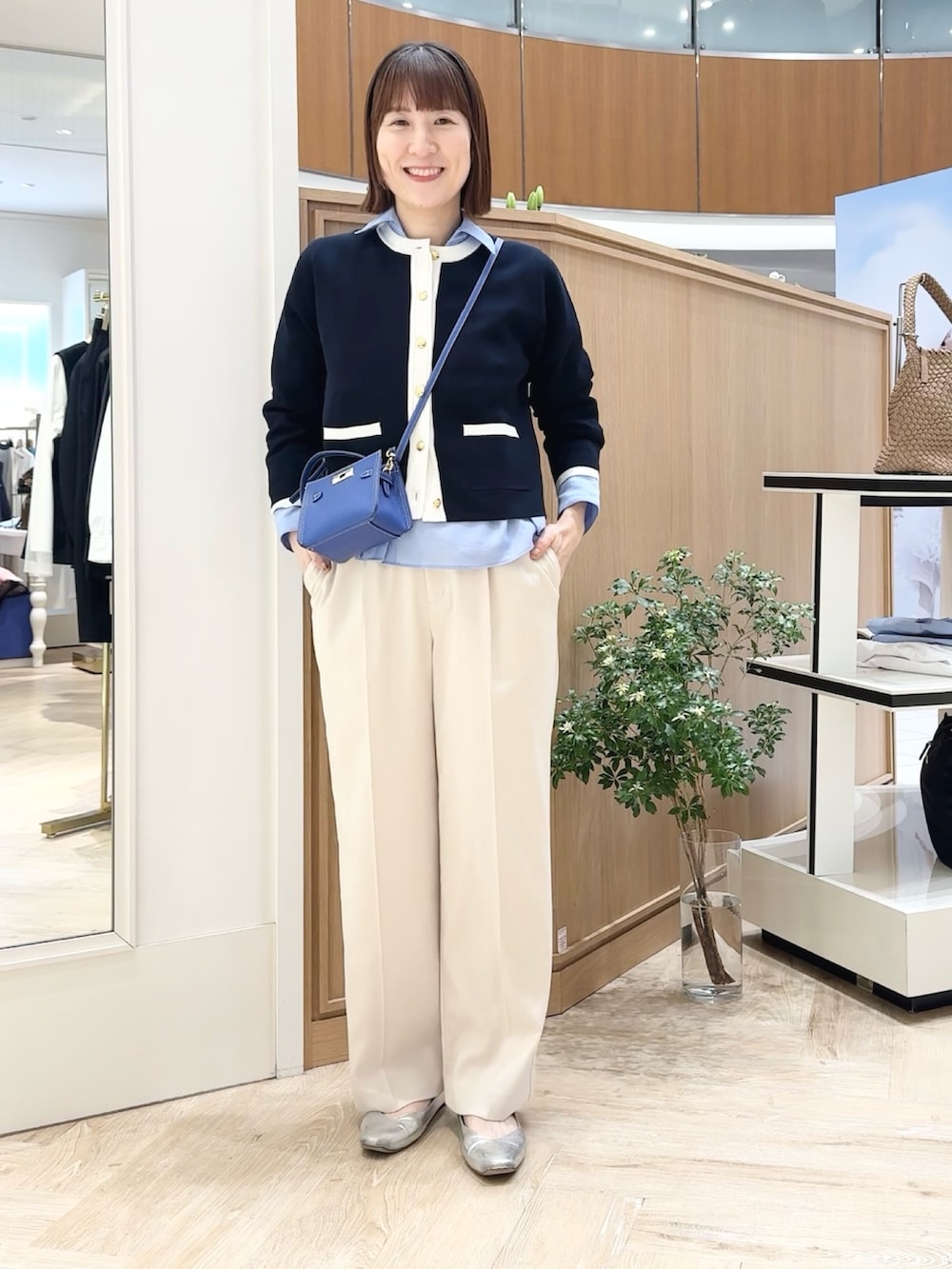 ブルー系のカーディガン/ボレロ、ホワイト系のその他パンツ、ブルー系のショルダーバッグを着用したレディースの春コーディネートの9枚目の写真