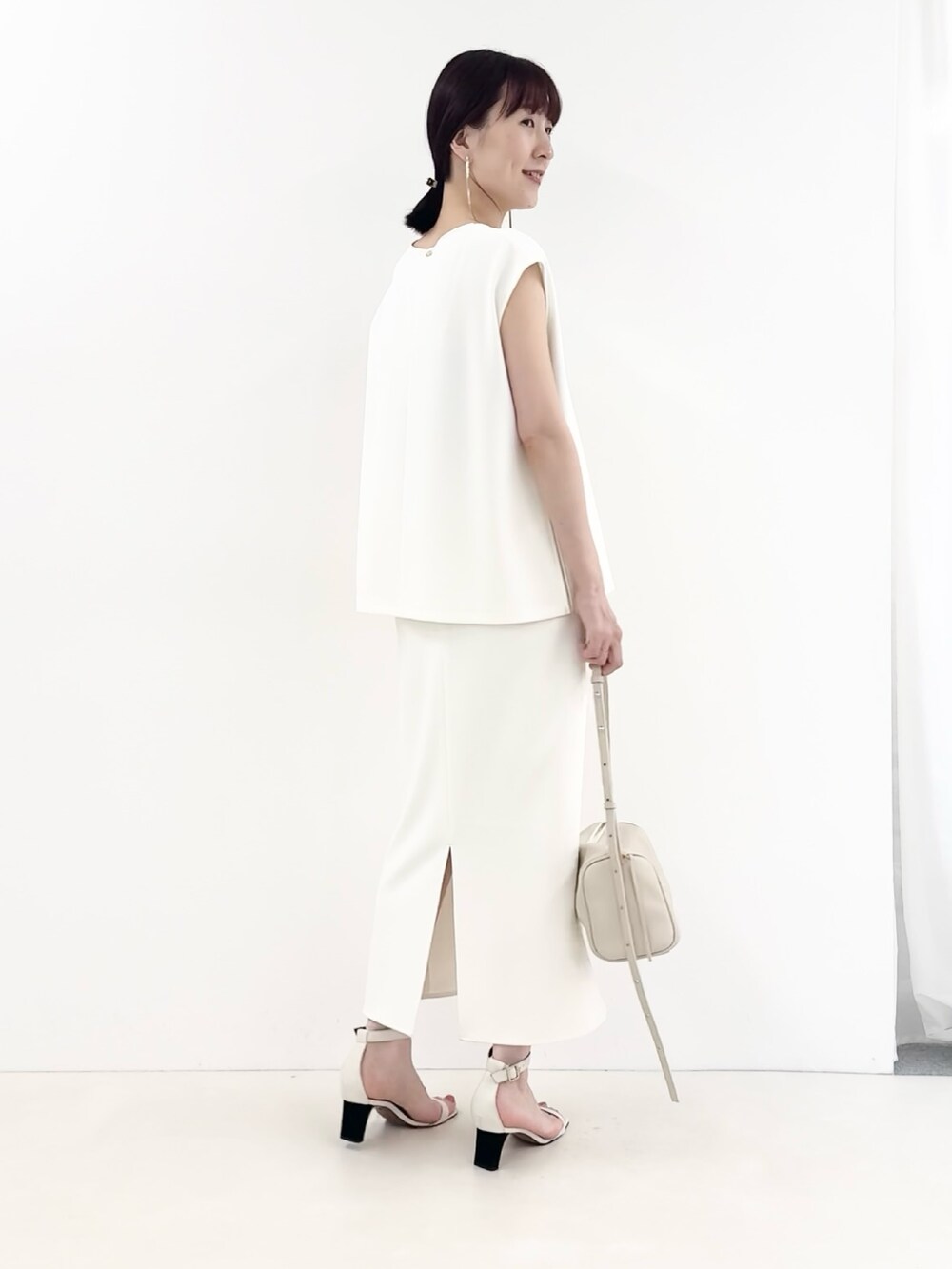 「デートコーデ、淡色コーデ、ロングスカート、お出かけコーデ、オトナ女子、休日スタイル、大人ファッション、シンプルスタイル、大人可愛い、きれいめカジュアル、きれいめ、キレイめ、白コーデ♪、セットアップ、セットアップスタイル」｜「grace grace の【grace grace/グラスグラス】【PR林☆別注アイテム】ビジューロングイヤリング（ピアス（両耳用）、ゴールド系）」を使った、yamaguchiさん（骨格ナチュラル・レディース・163cm）の夏コーディネートの5枚目の写真