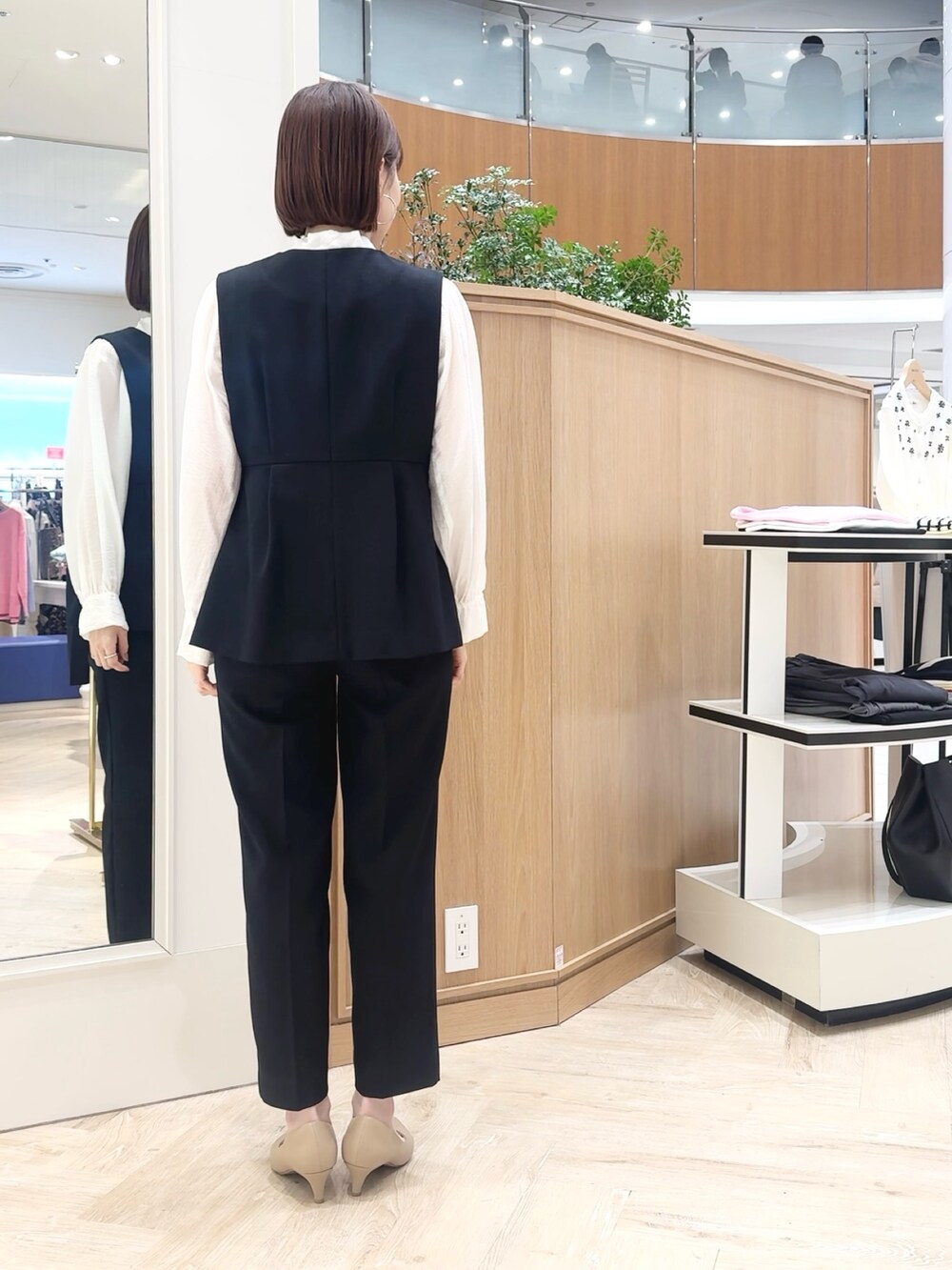 ブルー系のその他パンツ、ブルー系のベスト、ホワイト系のシャツ/ブラウスを着用したレディースの冬コーディネートの3枚目の写真