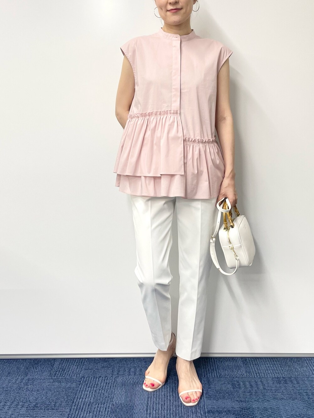 ホワイト系のサンダル、ピンク系のシャツ/ブラウス、ホワイト系のその他パンツを着用したレディースの春コーディネートの2枚目の写真