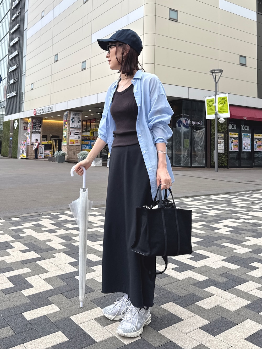 「青シャツ、青シャツコーデ、シャツ、シャツスタイル、シャツコーデ、シャツ好き集まれ、シャツ/ブラウス、雨の日コーデ、トートバッグ」｜「NOLLEY’Sの◇【WEB限定】MY STANDARD シアーシャツ（シャツ/ブラウス、ブルー系）」を使った、yamaguchiさん（骨格ナチュラル・レディース・163cm）の夏コーディネートの6枚目の写真