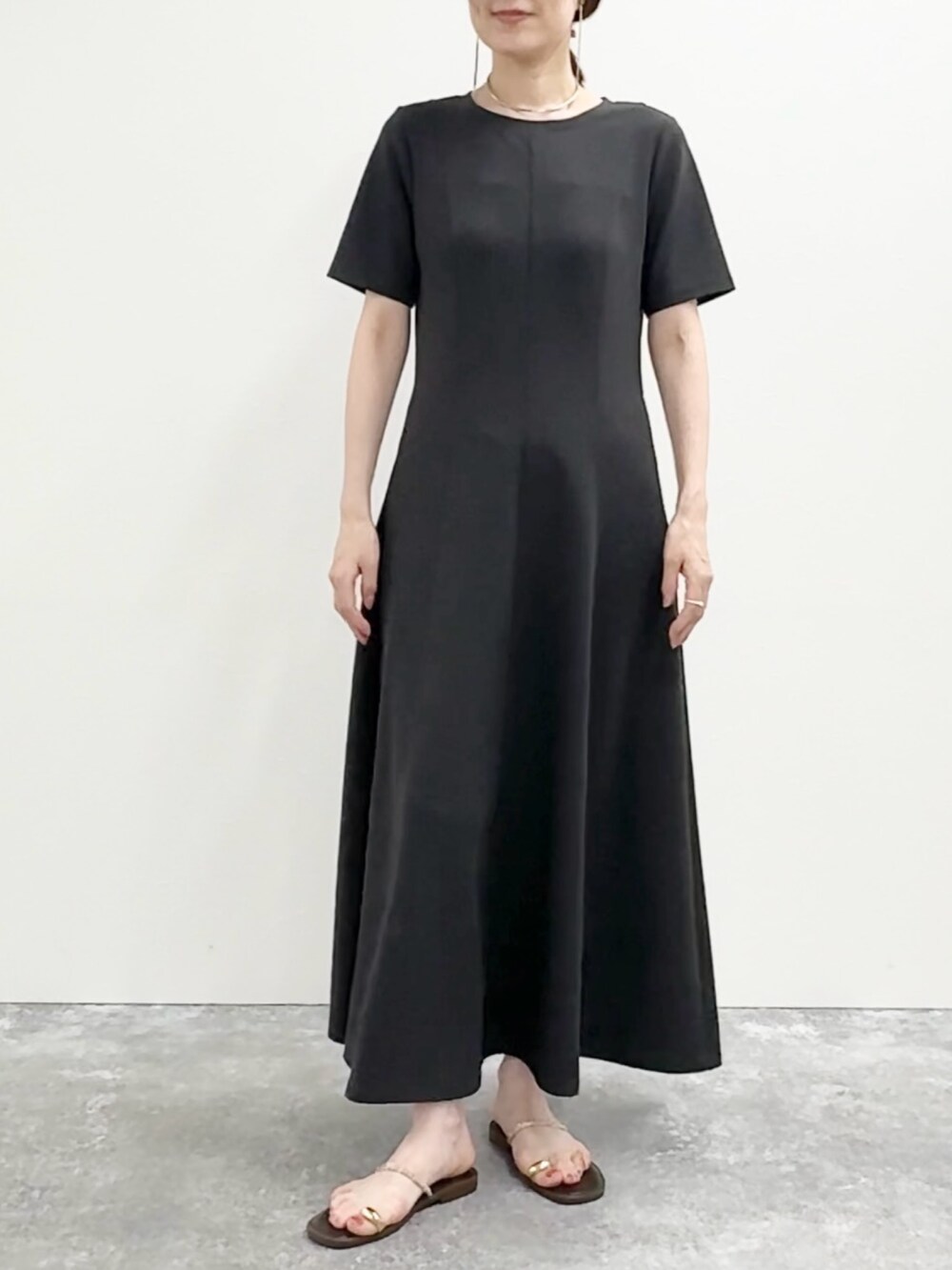 「モノトーン、ワンピース、ロングスカート、きれいめカジュアル、夏コーデ、シンプル、夏服コーデ、大人コーデ、夏服、30代コーデ、ワンピーススタイル、カットソー、ロングワンピース、マキシ丈ワンピース」｜「NOLLEY’S Sophiのマルチファンクションフレアワンピース（ワンピース、グレー系）」を使った、yamaguchiさん（骨格ナチュラル・レディース・163cm）の夏コーディネートの3枚目の写真