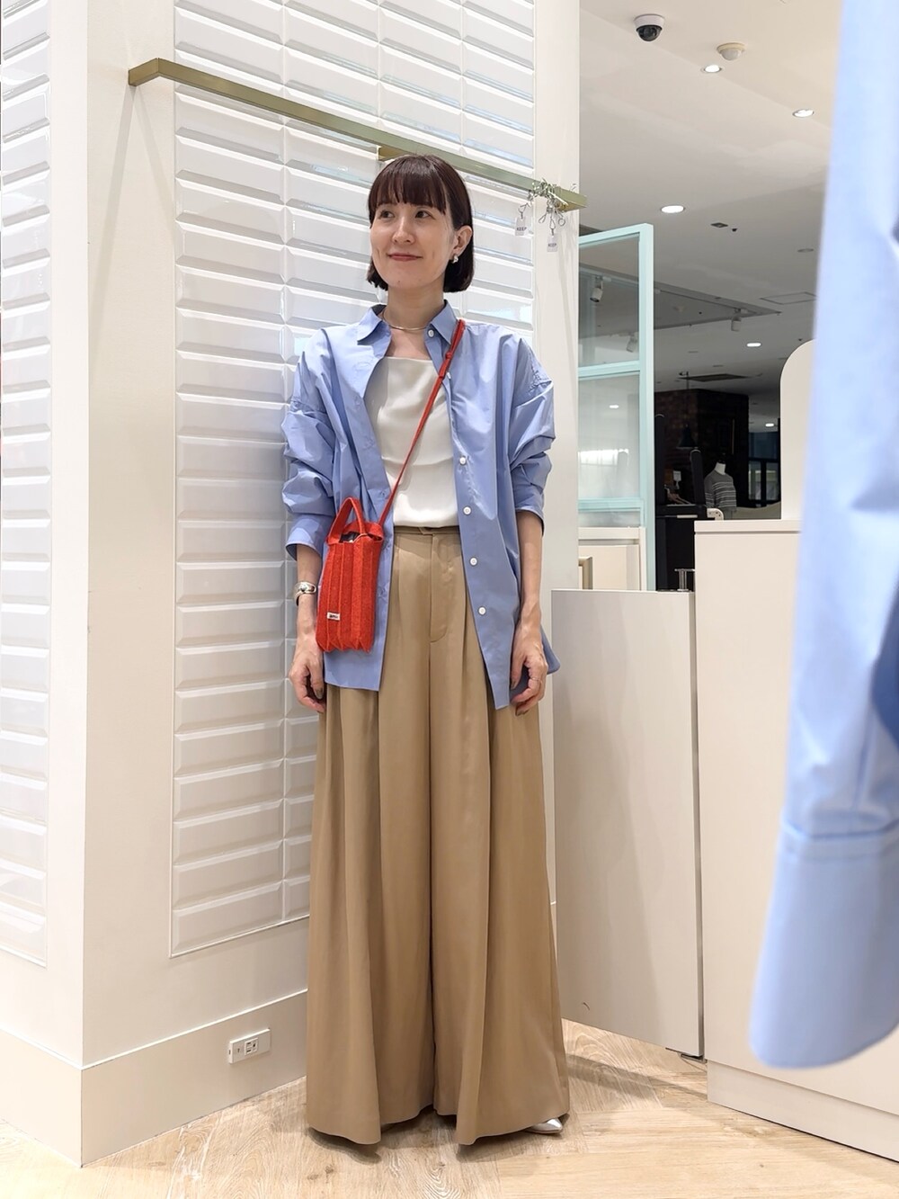 グレー系のタンクトップ、ブルー系のシャツ/ブラウス、イエロー系のその他パンツを着用したレディースの秋コーディネートの8枚目の写真