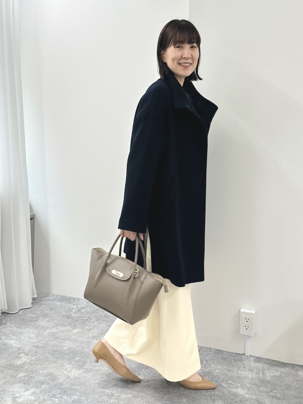 「きれいめカジュアル、スカートコーデ、スカート、タイトスカート、白スカート、アウター、アウターコーデ、スタンドカラーコート、コートスタイル、オフィスカジュアル、大人かわいい、オトナカジュアル」|「NOLLEY’S Sophiのウォッシャブルベルベットロングタイトスカート(スカート、ホワイト系)」を使った、yamaguchiさん(レディース・163cm)の秋コーディネートの6枚目の写真
