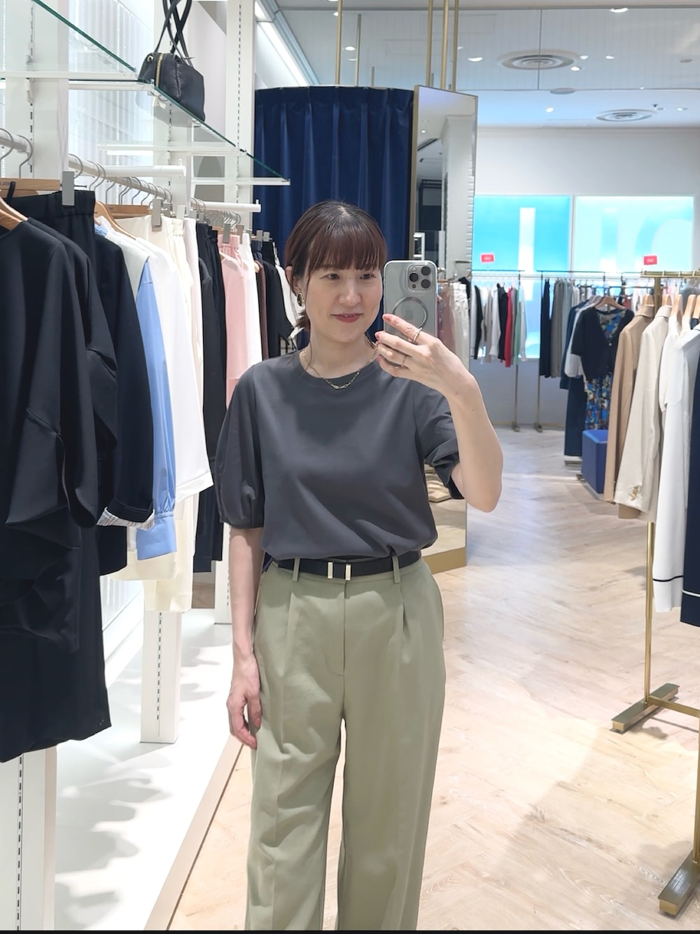 「Tシャツ、Tシャツコーデ、Ｔシャツ、Tシャツ/カットソー、カットソー、袖ボリューム、ボリューム袖、パフスリーブ、グレー、グレーコーデ、オフィスカジュアル、夏だ！Tシャツ着よう！、夏コーデ、夏」｜「NOLLEY’Sの【PR林☆別注カラーあり】ウォッシャブルツイルストレッチ愛されワイドパンツ（その他パンツ、グリーン系）」を使った、yamaguchiさん（レディース・163cm）の春コーディネートの3枚目の写真