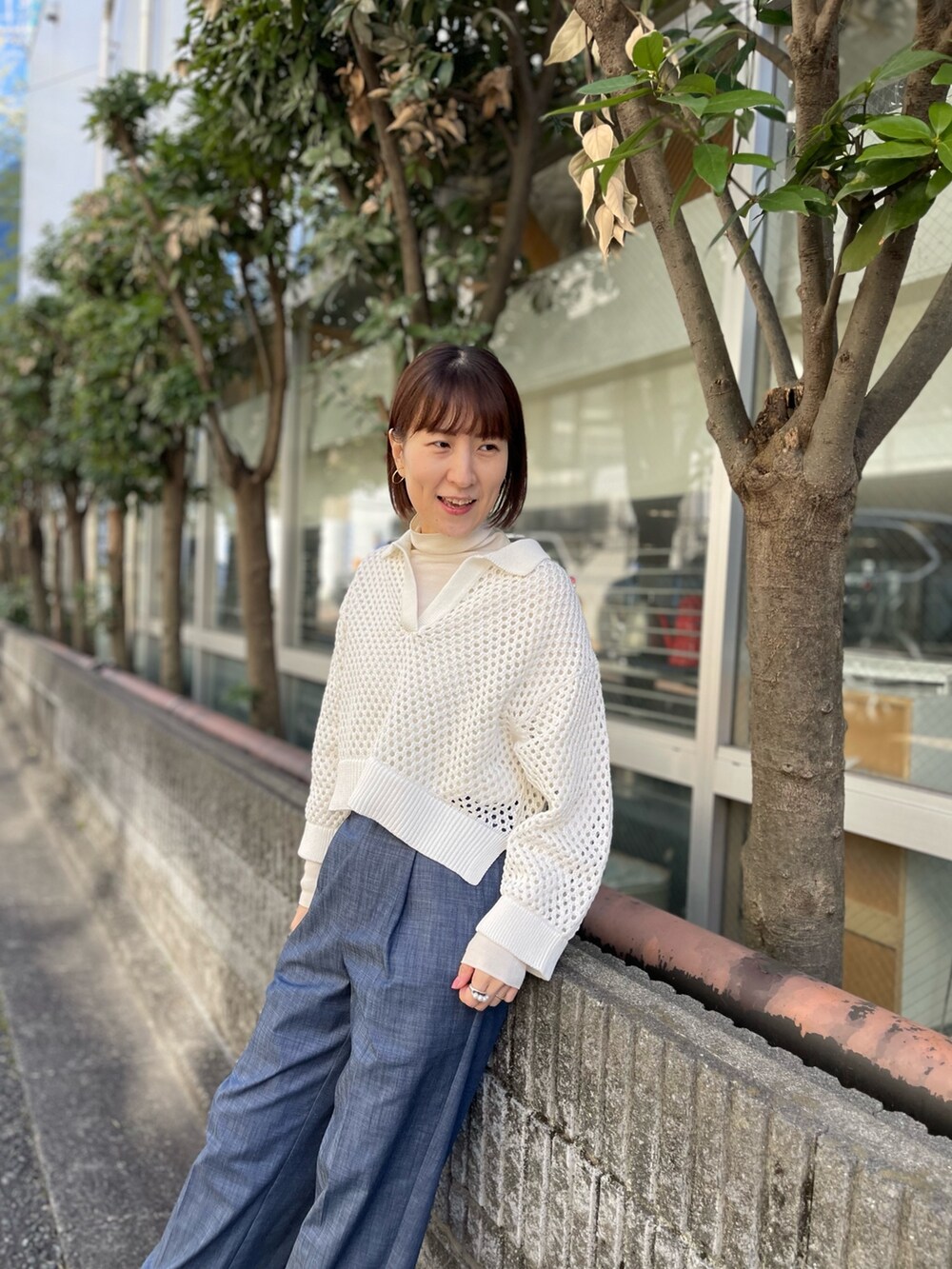 ブルー系のその他パンツ、ホワイト系のニット/セーター、ホワイト系のニット/セーターを着用したレディースの冬コーディネートの3枚目の写真