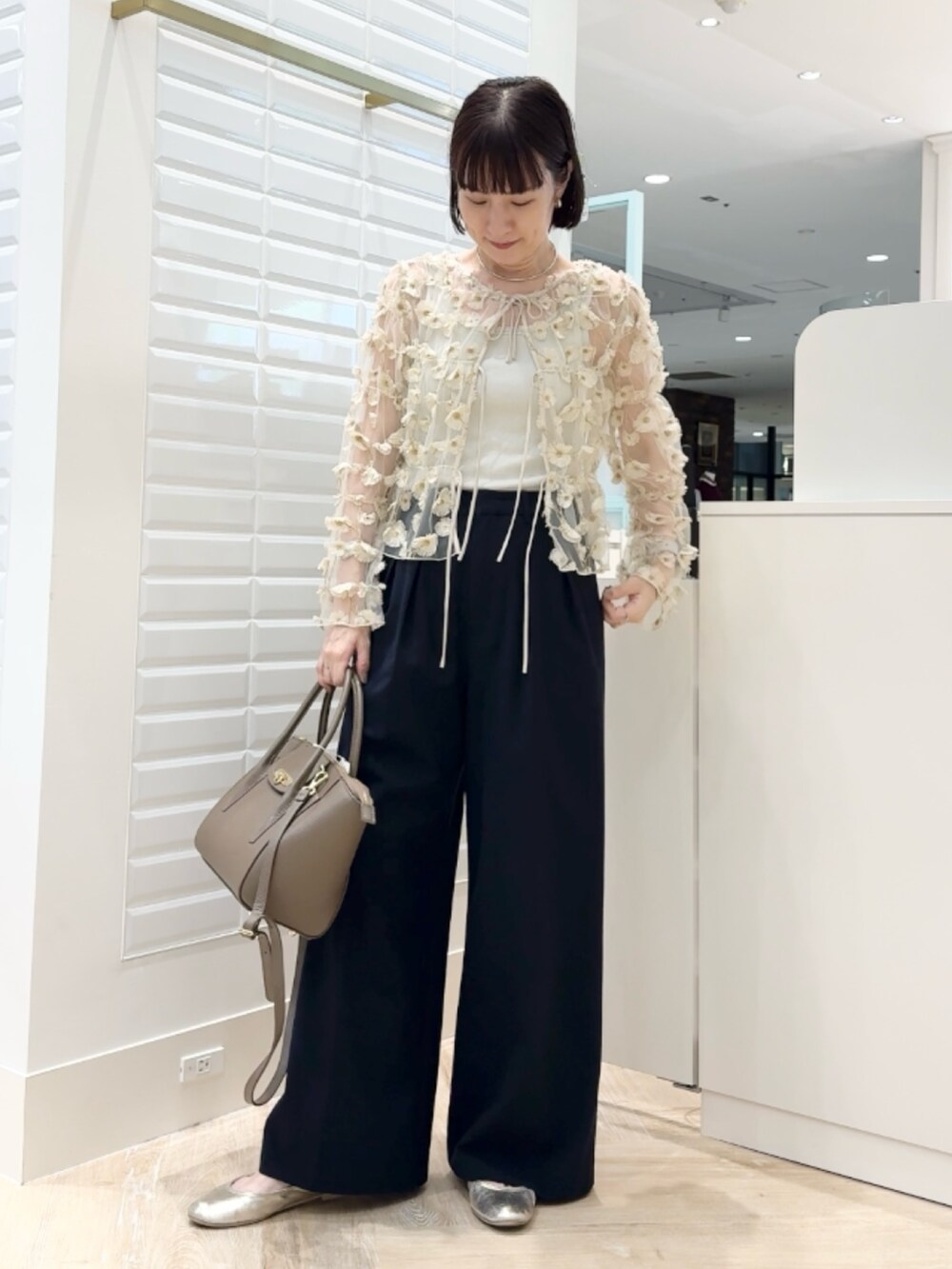 ブラウン系のショルダーバッグ、ホワイト系のシャツ/ブラウスを着用したレディースの秋コーディネートの2枚目の写真