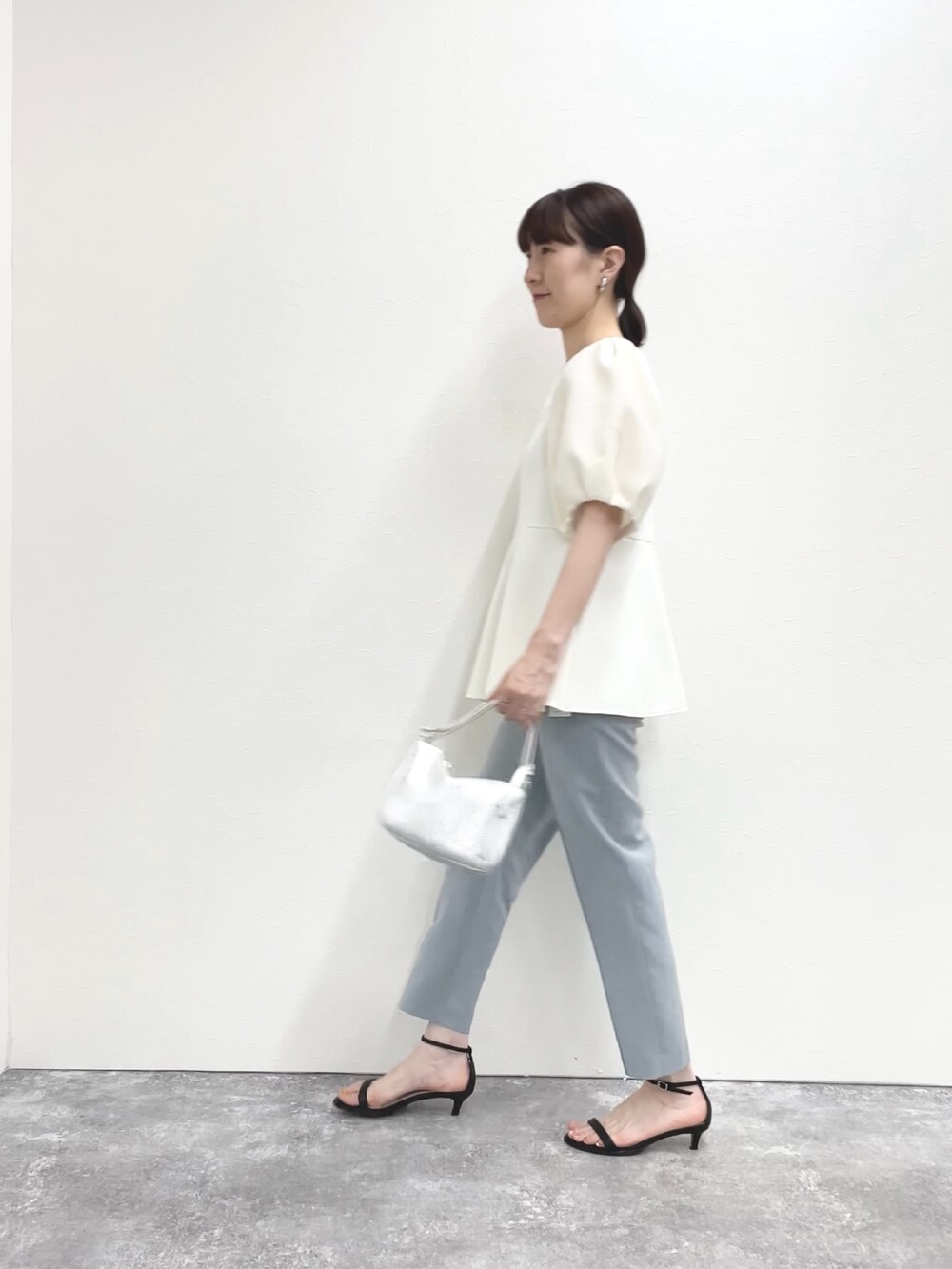「パンツスタイル、パンツコーデ、ストラップサンダル、シルバー、ぺプラムトップス、トップス、袖ボリューム、デザイントップス、春ファッション、華やか、お出かけコーデ、オトナ女子、シンプルコーデ、淡色コーデ、きれいめカジュアル」｜「NOLLEY’Sのストラップサンダル（サンダル、ブラック系）」を使った、yamaguchiさん（レディース・163cm）の春コーディネートの8枚目の写真