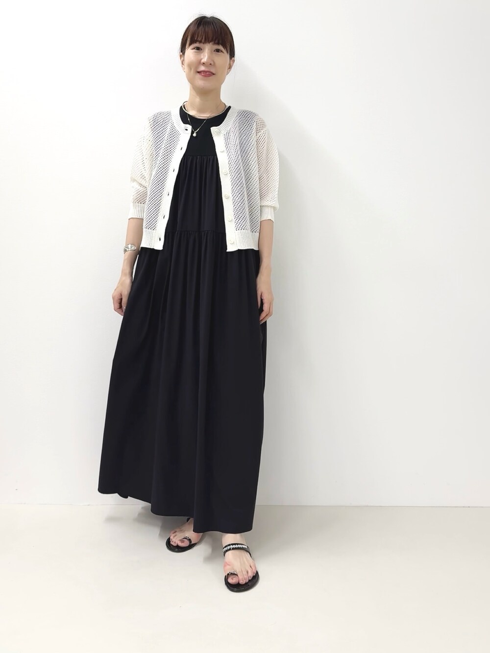 ブラック系のサンダル、ホワイト系のカーディガン/ボレロ、ブルー系のワンピースを着用したレディースの夏コーディネートの8枚目の写真