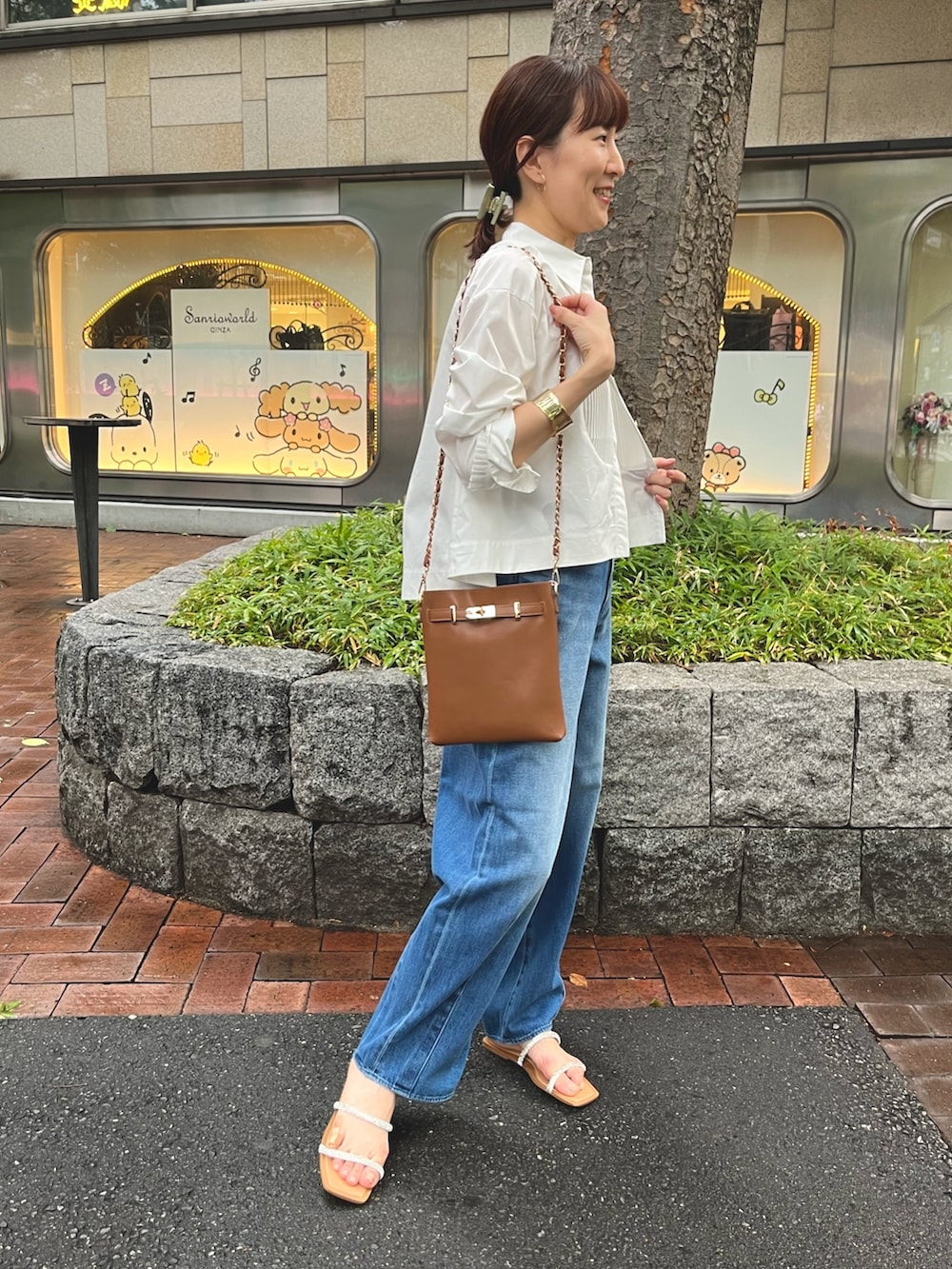 「デニム、デニムパンツ、バギーパンツ、シャツスタイル、シャツ、クロップドシャツ、ショート丈トップス、マリリンムーン、Marilyn Moon」｜「NOLLEY’S Sophiの【MARILYN MOON/マリリーンムーン】cropped open sleeve shirt（シャツ/ブラウス、ホワイト系）」を使った、yamaguchiさん（レディース・163cm）の夏コーディネートの2枚目の写真