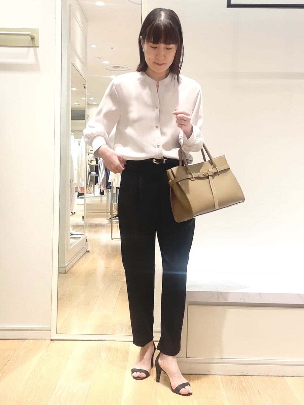 「パンツコーデ、パンツスタイル、シャツスタイル、とろみシャツ、バッグ、オフィスカジュアル、オフィススタイル、オフィスコーデ、ベーシック/シンプル、ベルト、大人カジュアル、大人女子、シンプル」｜「NOLLEY’S Sophiのリバーシブルベルト（ベルト、ブラック系）」を使った、yamaguchiさん（レディース・163cm）の春コーディネートの9枚目の写真