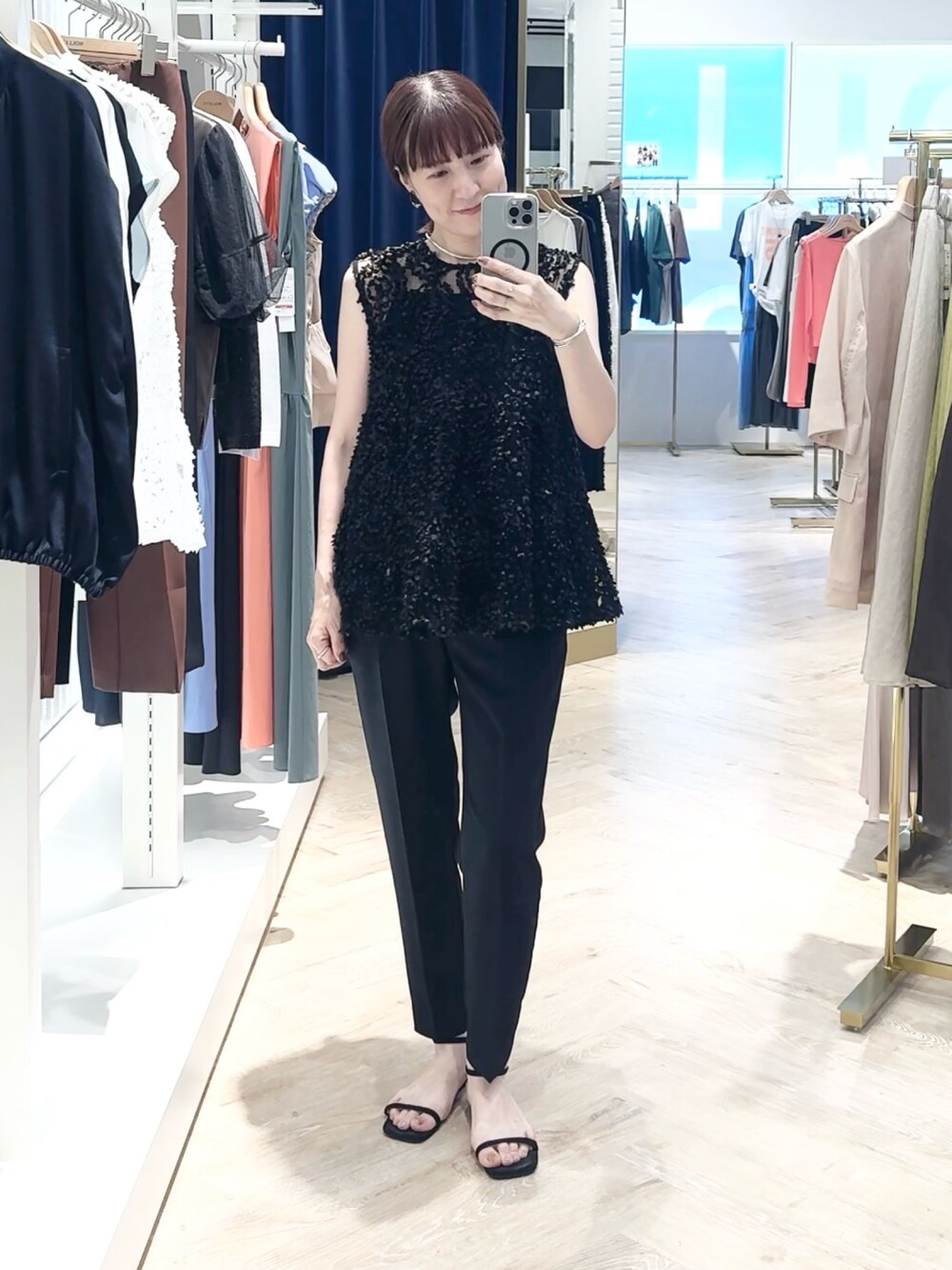 ブラック系のその他パンツ、ブラック系のシャツ/ブラウス、ブラウン系のバレッタ/ヘアクリップを着用したレディースの夏コーディネートの2枚目の写真