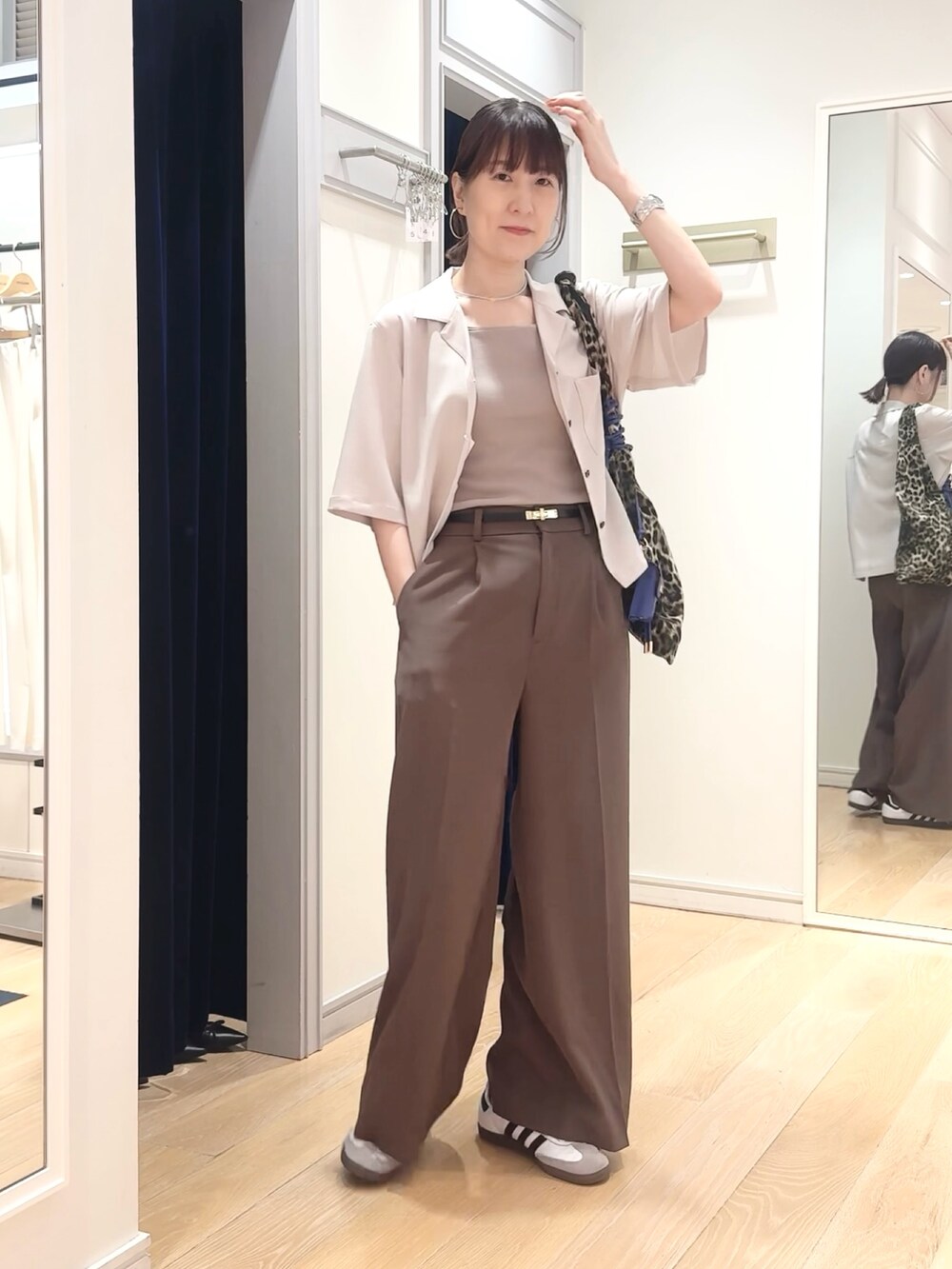 ブラウン系のその他パンツ、ベージュ系のシャツ/ブラウス、その他のエコバッグ/サブバッグを着用したレディースの夏コーディネートの8枚目の写真