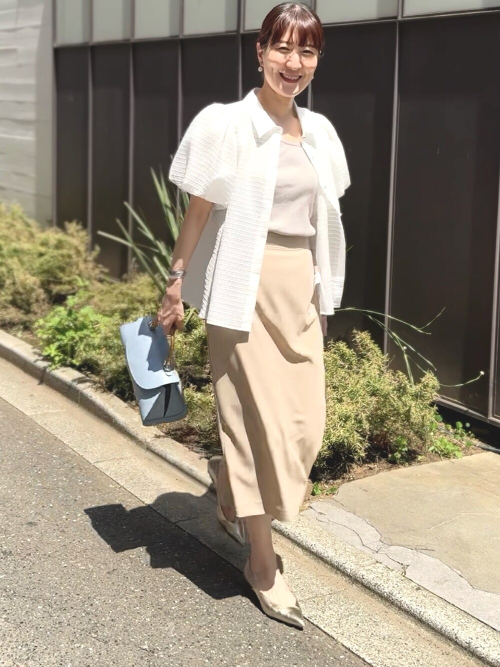 「シャツスタイル、シアーシャツ、スカート、スカートスタイル、淡色コーデ、オフィスカジュアル、パフ袖、パステルカラー、袖ボリューム、白Tシャツ、きれいめカジュアル、大人可愛い、春夏コーデ、キレイめ」|「FABIO RUSCONIの【FABIO RUSCONI/ファビオルスコーニ】プレーンパンプス(パンプス、ゴールド系)」を使った、yamaguchiさん(レディース・163cm)の夏コーディネートの4枚目の写真