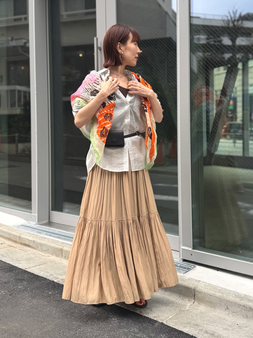 グレー系のシャツ/ブラウス、ブラウン系のタンクトップ、ブラウン系のサンダルを着用したレディースの春コーディネートの8枚目の写真