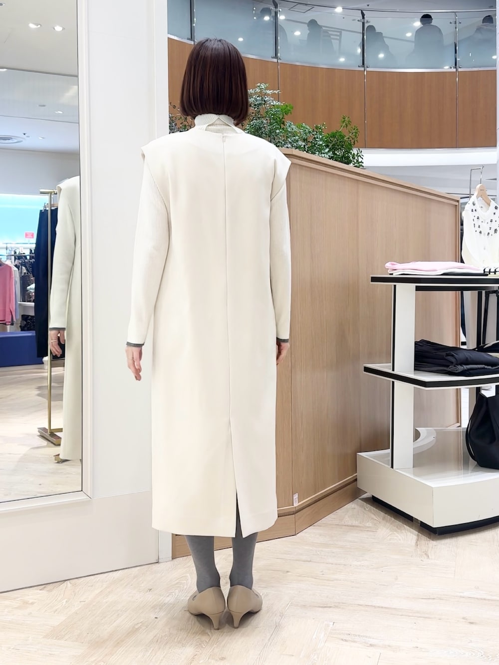 ホワイト系のその他トップス、ホワイト系のワンピース、ホワイト系のネックレスを着用したレディースの冬コーディネートの6枚目の写真