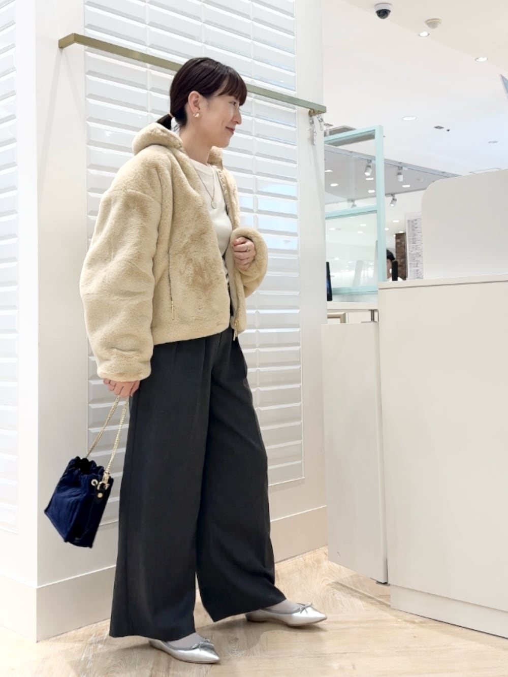 「タトラス、TATRAS、ファー、ファーコート、エコファー、フェイクファー、ショートコート、パンツコーデ、冬アウター、淡色コーデ、ゆるコーデ、大人ガーリー、大人かわいい」|「Kassiopeaの【kassiopea /カシオペア】ミニチェーンショルダー made in Italy(ショルダーバッグ、ブルー系)」を使った、yamaguchiさん(レディース・163cm)の秋コーディネートの3枚目の写真