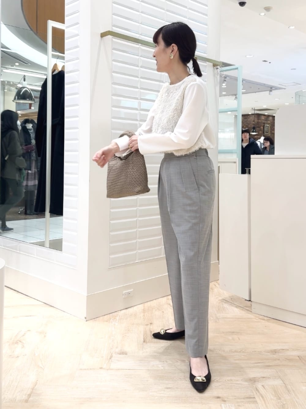 グレー系のその他パンツ、ホワイト系のシャツ/ブラウス、グレー系のショルダーバッグを着用したレディースの冬コーディネートの10枚目の写真
