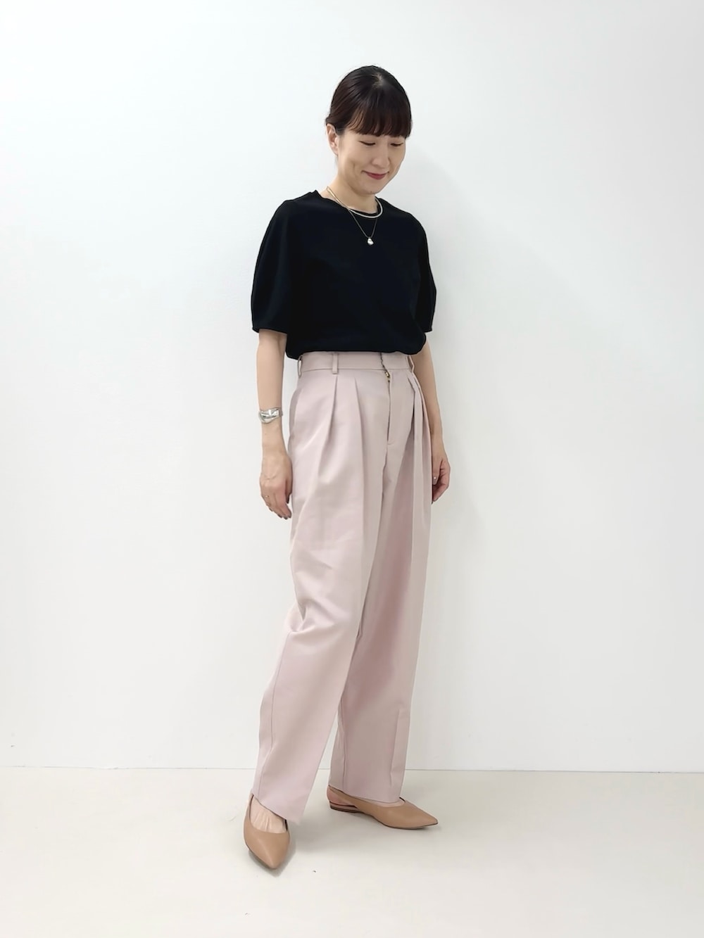 ブラック系のTシャツ/カットソー、ピンク系のその他パンツ、ホワイト系のタンクトップを着用したレディースの夏コーディネートの5枚目の写真