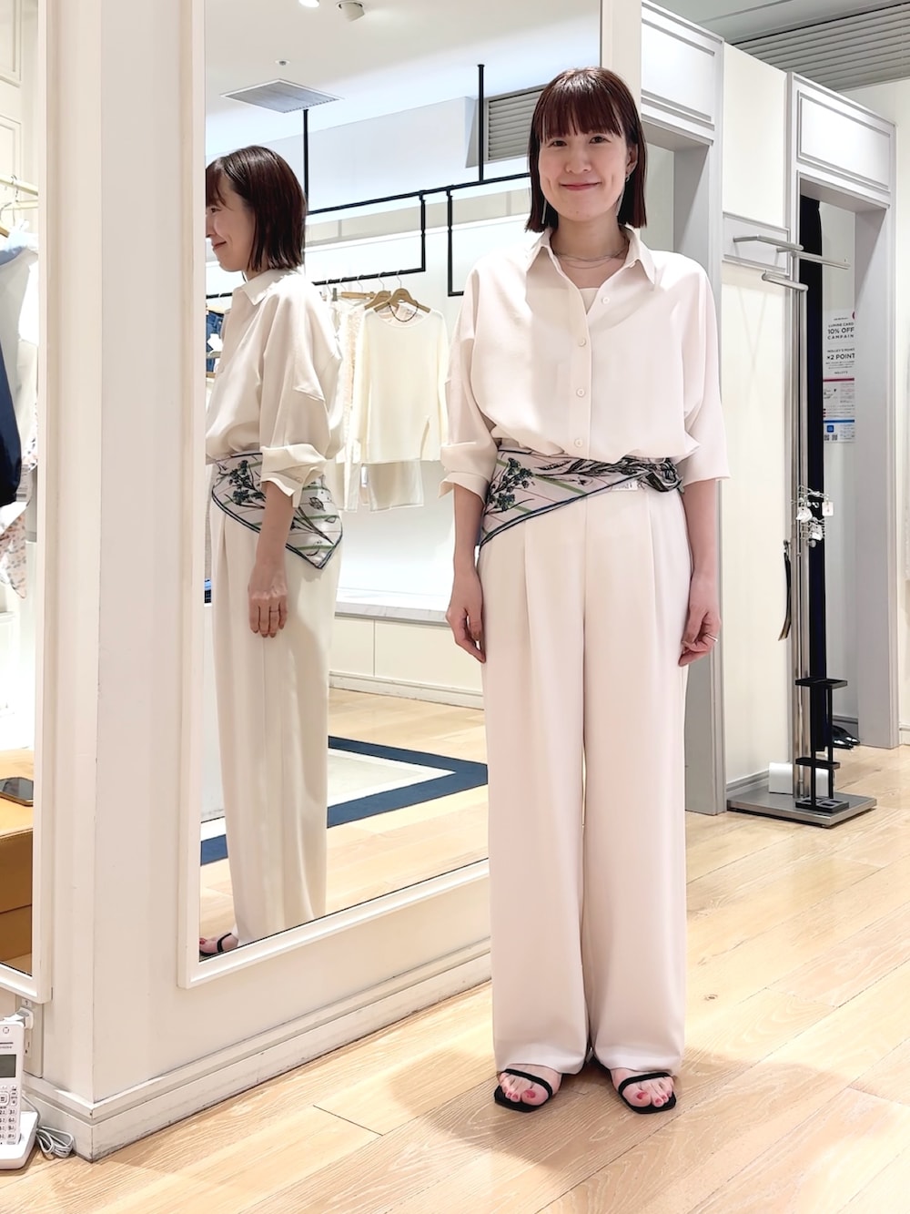 ホワイト系のシャツ/ブラウス、ホワイト系のキャミソール、ホワイト系のその他パンツを着用したレディースの春コーディネートの8枚目の写真