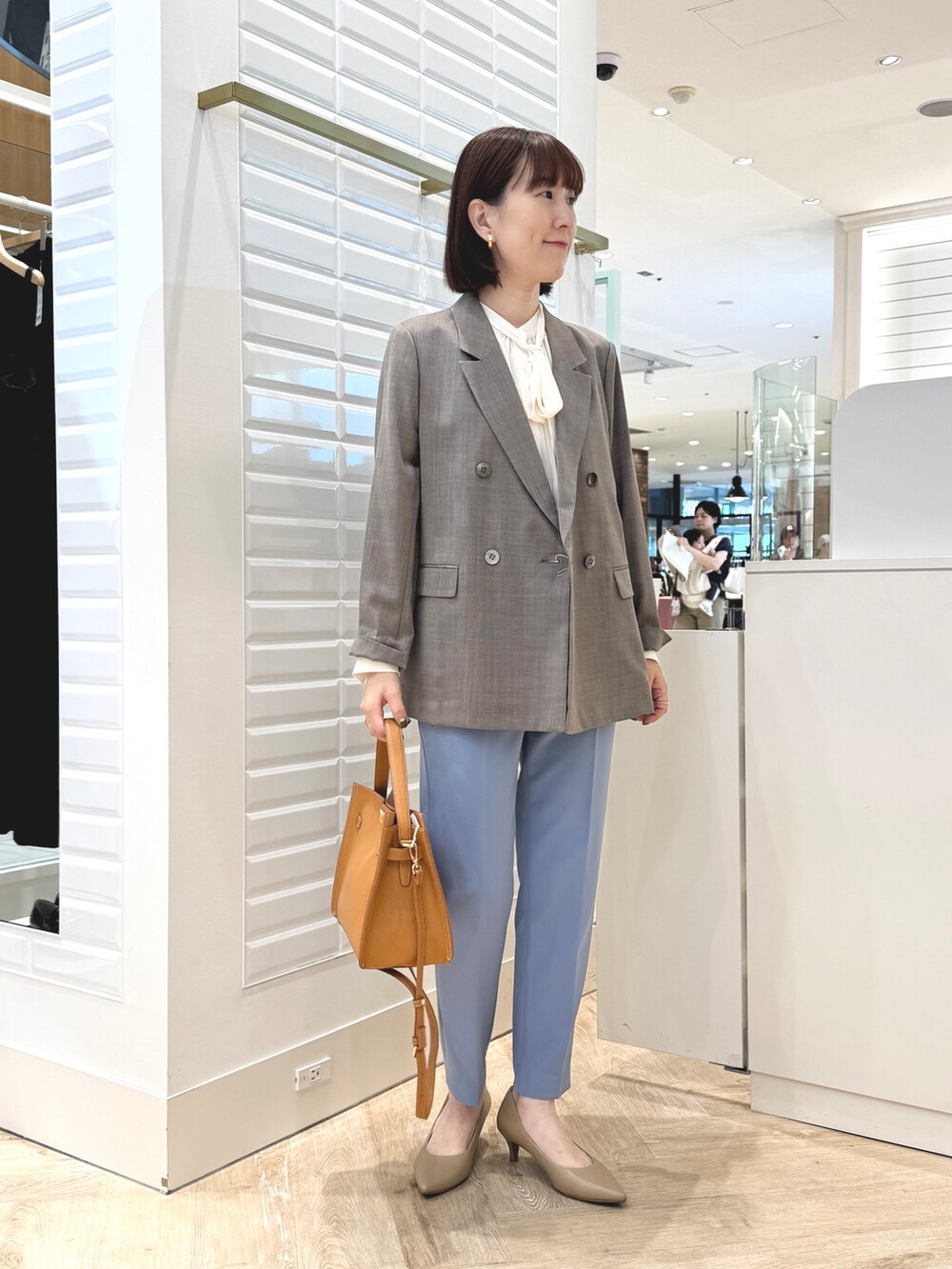 ブルー系のその他パンツ、イエロー系のショルダーバッグ、ブラウン系のテーラードジャケットを着用したレディースの秋コーディネートの4枚目の写真