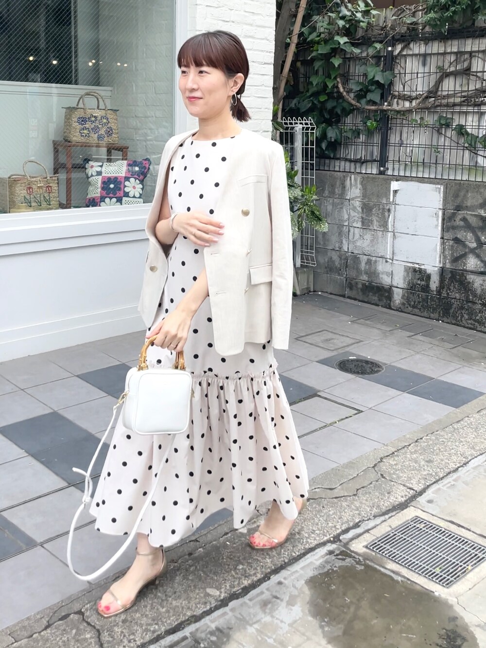 「春服みてみて、オトナカワイイ、ドット、ドット柄、ワンピース、ワンピーススタイル、ドットワンピ、ペプラムワンピース、フリル、モノトーン、モノトーンコーデ、ベージュ、ノースリーブワンピース、ノースリーブ」｜「NOLLEY’Sの◇【WEB限定カラーあり】ストラップサンダル（サンダル、ゴールド系）」を使った、yamaguchiさん（レディース・163cm）の春コーディネートの3枚目の写真