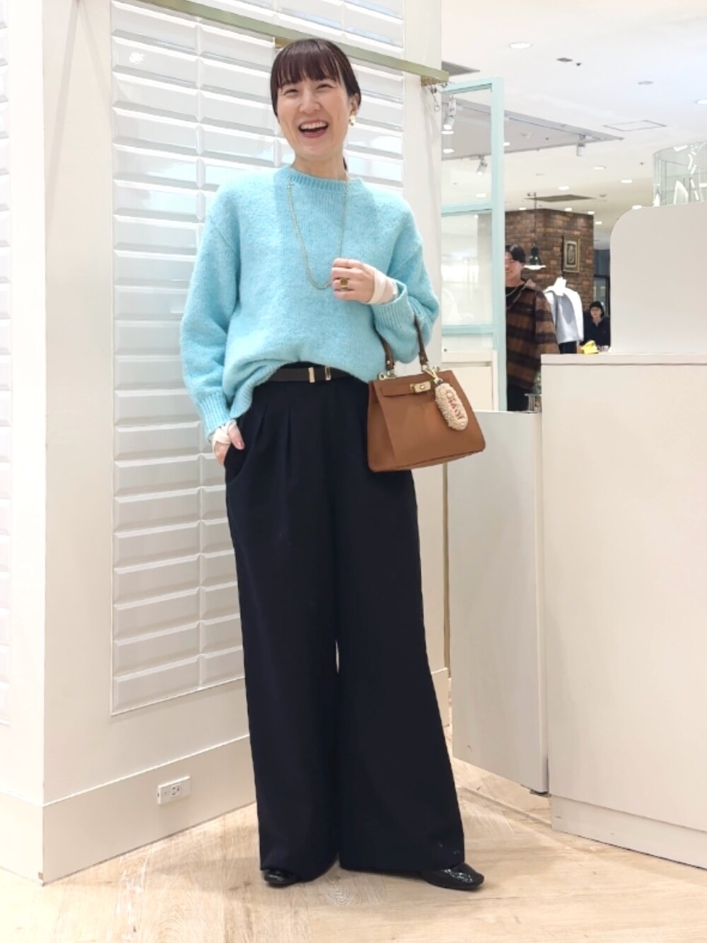 「ニット、ニットコーデ、ブルー、ターコイズブルー、ターコイズ、レザーバッグ、大人女子、冬のコーデ、パンツスタイル、ふわふわニット、ふわふわ、女子会コーデ、あったかコーデ」|「Lisa Conteのムートン刺繍チャーム made in Italy(チャーム、ベージュ系)」を使った、yamaguchiさん(レディース・163cm)の冬コーディネートの6枚目の写真