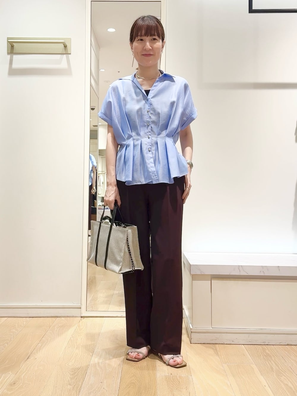 ブルー系のシャツ/ブラウス、ブラウン系のその他パンツ、ブラック系のトートバッグを着用したレディースの夏コーディネートの6枚目の写真