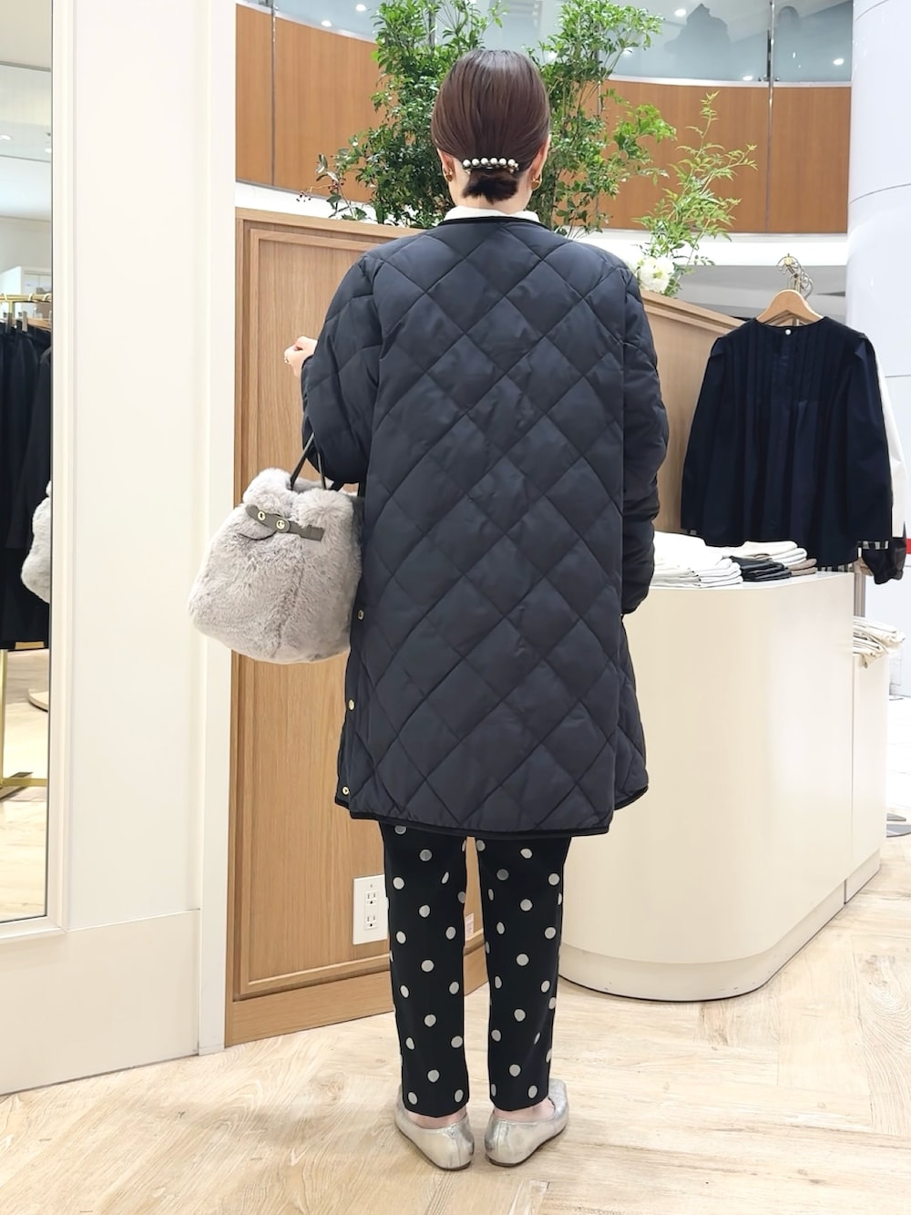 ブラック系のその他パンツ、ホワイト系のシャツ/ブラウス、ベージュ系のトートバッグを着用したレディースの秋コーディネートの5枚目の写真