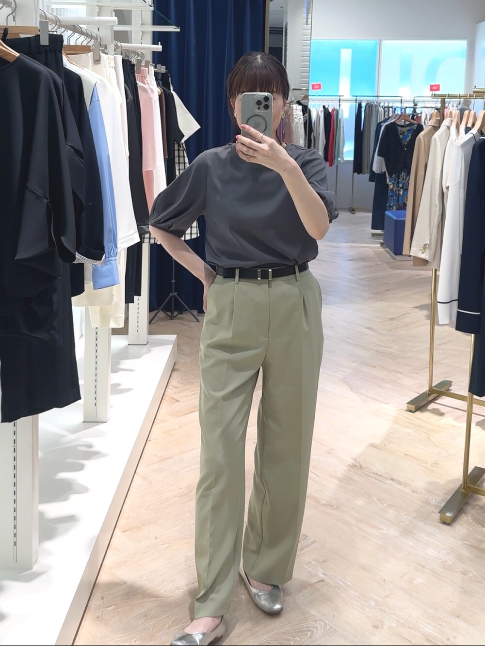 「Tシャツ、Tシャツコーデ、Ｔシャツ、Tシャツ/カットソー、カットソー、袖ボリューム、ボリューム袖、パフスリーブ、グレー、グレーコーデ、オフィスカジュアル、夏だ！Tシャツ着よう！、夏コーデ、夏」｜「NOLLEY’Sの【PR林☆別注カラーあり】ウォッシャブルツイルストレッチ愛されワイドパンツ（その他パンツ、グリーン系）」を使った、yamaguchiさん（レディース・163cm）の春コーディネートの9枚目の写真