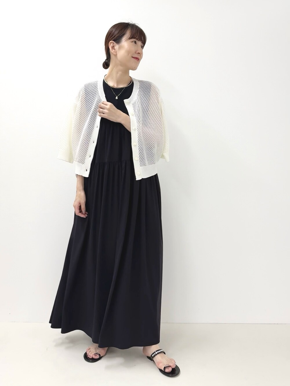 ブラック系のサンダル、ホワイト系のカーディガン/ボレロ、ブルー系のワンピースを着用したレディースの夏コーディネートの6枚目の写真