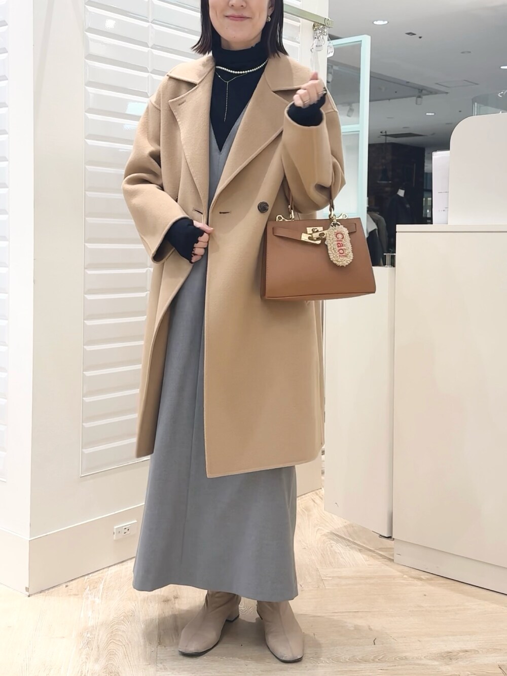 「キャメル、キャメルアウター、ベージュ、ベージュコーデ、コート、冬コーデ、クリスマスに着たい服、休日スタイル、お出かけコーデ、クリスマスコーデ、リバーコート、ワンピース 」|「NOLLEY’Sの《セットアップ対応》ウォッシャブル両面起毛2WAYワンピース(ワンピース、グレー系)」を使った、yamaguchiさん(レディース・163cm)の冬コーディネートの5枚目の写真