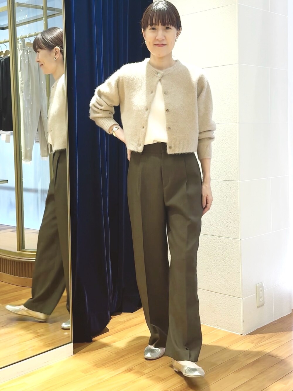 ブラウン系のその他パンツ、イエロー系のカーディガン/ボレロ、ホワイト系のシャツ/ブラウスを着用したレディースの秋コーディネートの5枚目の写真