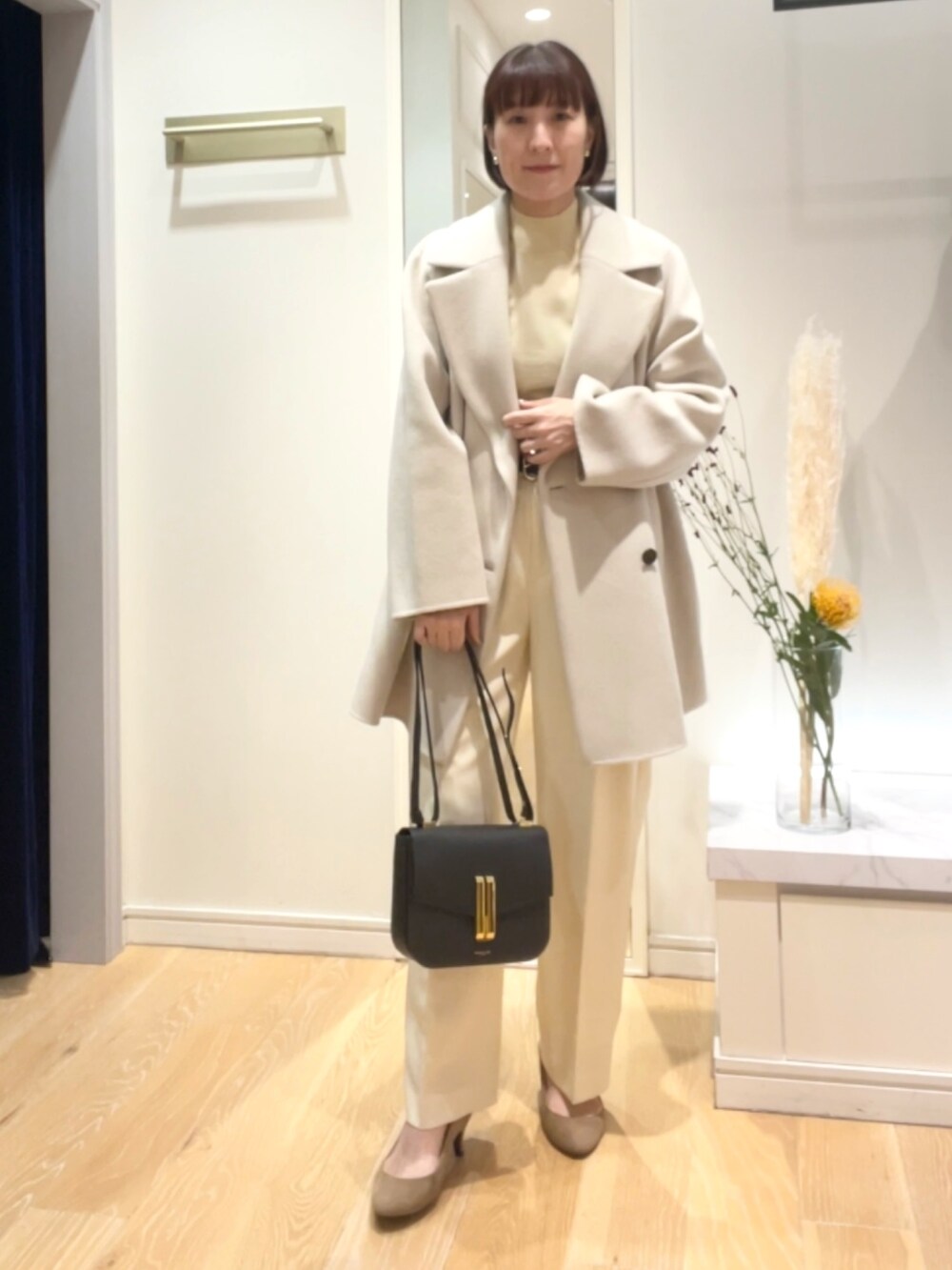 「淡色コーデ、アウター、コート、ピーコート、チェスターコート、ショートコート、パンツスタイル、DeMEllier、きれいめカジュアル、オトナカジュアル、おでかけコーデ、ショルダーバッグ、秋冬、大人女子」|「DEMELLIER LONDONの【DeMellier/デメリエー】Vancouverミニショルダーバッグ(ハンドバッグ、ブラック系)」を使った、yamaguchiさん(レディース・163cm)の秋コーディネートの8枚目の写真