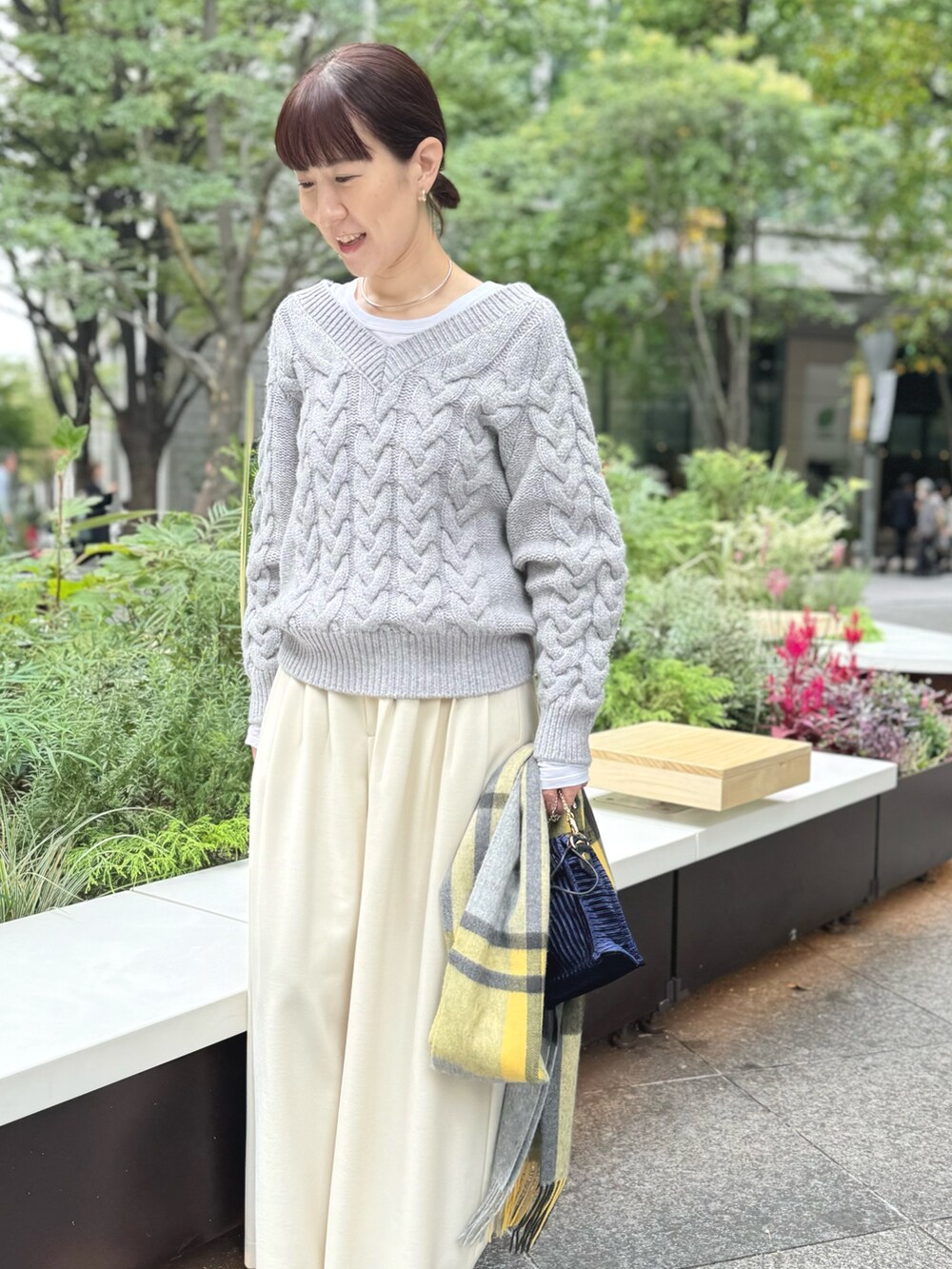 「ケーブルニット、ケーブル編み、ニット、ラメニット、グレー、ワイドパンツ、白パンツ、マフラー、マフラーぐるぐる、マフラーコーデ、チェック、おしゃ見えテクニック、モノトーン、休日スタイル、ゆるコーデ」｜「NOLLEY’Sの◇【WEB限定】ラメケーブル両Vネックプルオーバーニット（ニット/セーター、グレー系）」を使った、yamaguchiさん（レディース・163cm）の秋コーディネートの7枚目の写真