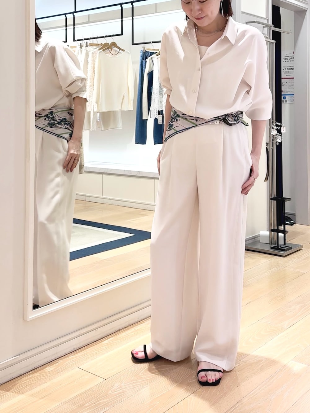 ホワイト系のシャツ/ブラウス、ホワイト系のキャミソール、ホワイト系のその他パンツを着用したレディースの春コーディネートの4枚目の写真