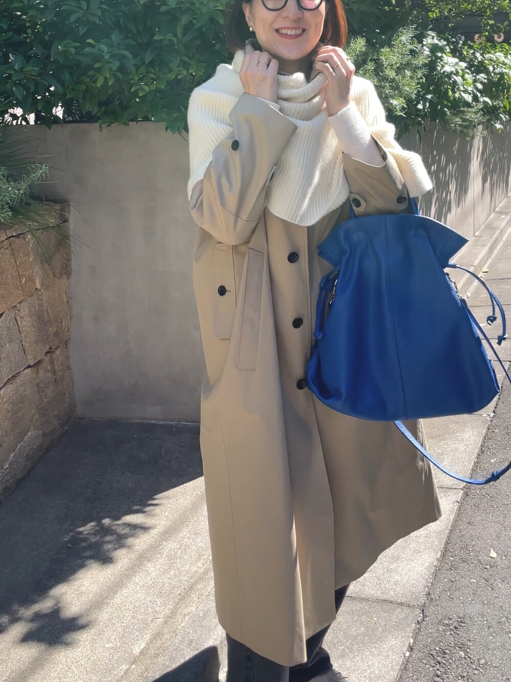 「メガネ女子、休日スタイル、秋冬コーデ、デニム、ビッグシルエット、コート、ポンチョ、バルマカーンコート、ステンカラーコート、トレンチコート、レイヤードスタイル、ベージュ、ベージュコート」|「NOLLEY’SのNMPバルマカンコート(その他アウター、ベージュ系)」を使った、yamaguchiさん(レディース・163cm)の秋コーディネートの6枚目の写真
