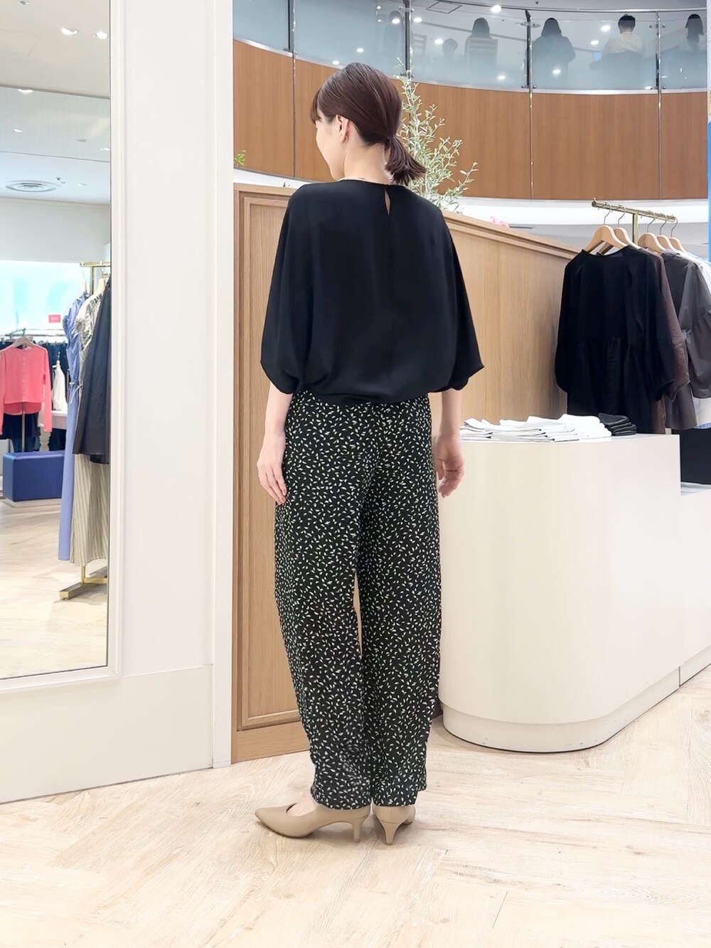 ブラック系のシャツ/ブラウス、ブラック系のその他パンツ、シルバー系のネックレスを着用したレディースの夏コーディネートの5枚目の写真