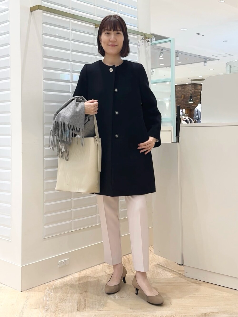 「コート、ロングコート、ショートコート、ノーカラーコート、冬コーデ、オフィスカジュアル、お出かけコーデ、冬アウター、カシミヤ、甘め、大人可愛い、結婚式、オケージョン、アウター、カシミヤマフラー」｜「NOLLEY’Sの《セットアップ対応》ウォッシャブルウール調スリムパンツ（その他パンツ、ピンク系）」を使った、yamaguchiさん（レディース・163cm）の秋コーディネートの8枚目の写真