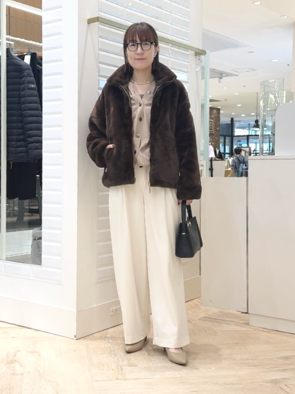 ホワイト系のその他パンツ、ブラック系のショルダーバッグ、ブラウン系のタンクトップを着用したレディースの秋コーディネートの2枚目の写真