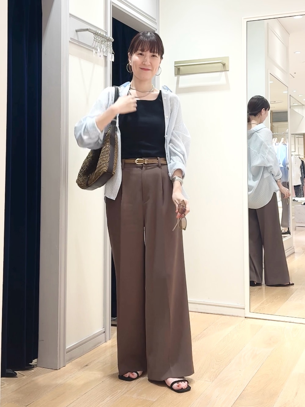 ブラウン系のその他パンツ、ブルー系のシャツ/ブラウス、ブラウン系のショルダーバッグを着用したレディースの夏コーディネートの3枚目の写真