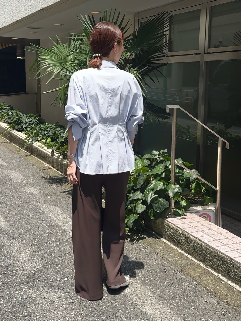 ブラウン系のその他パンツ、ブルー系のシャツ/ブラウス、ブラック系のショルダーバッグを着用したレディースの夏コーディネートの8枚目の写真